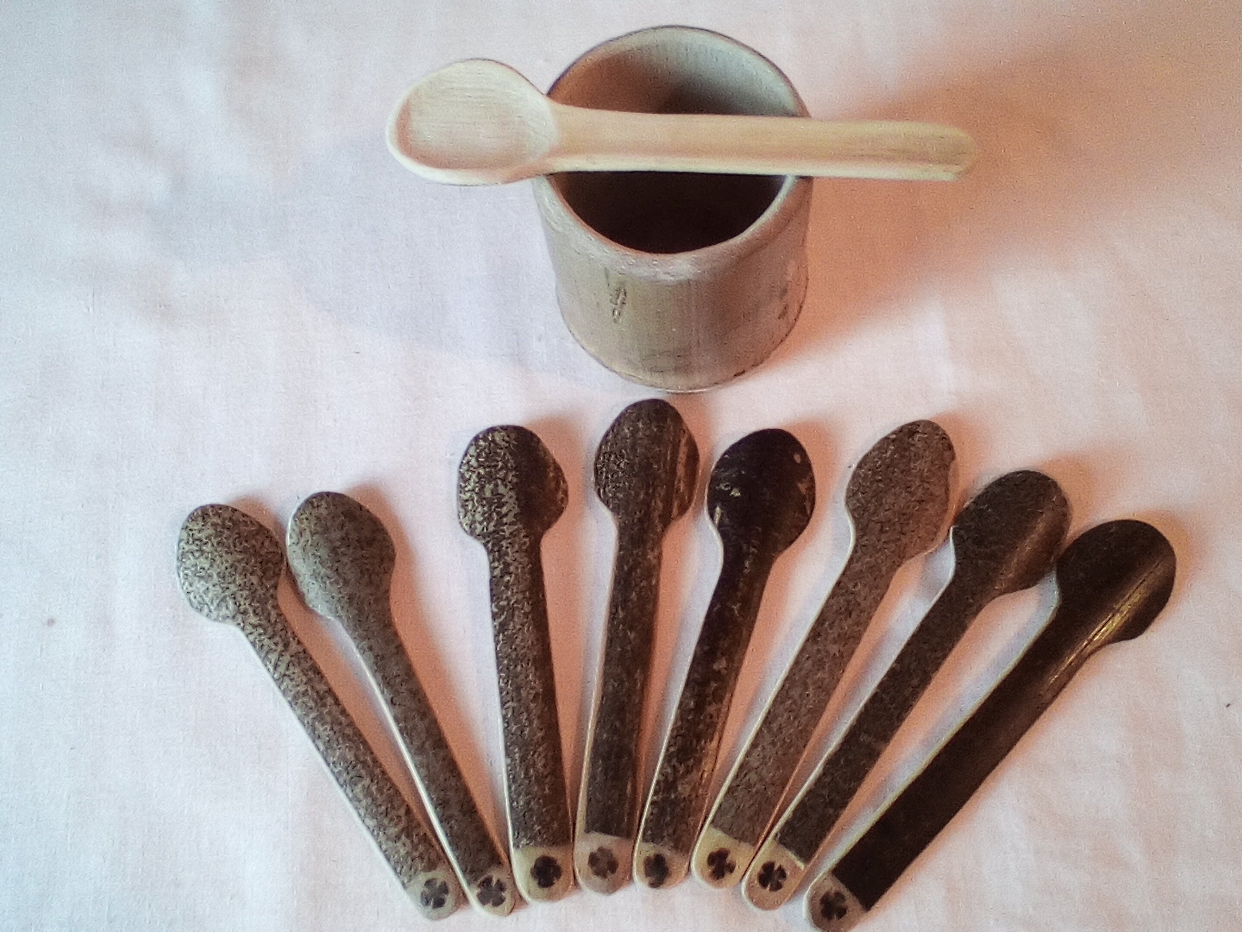 PETITES CUILLERES EN BAMBOU NOIR OU VERT ARTISANALES 11-12 cm