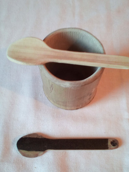 PETITES CUILLERES EN BAMBOU NOIR OU VERT ARTISANALES 11-12 cm
