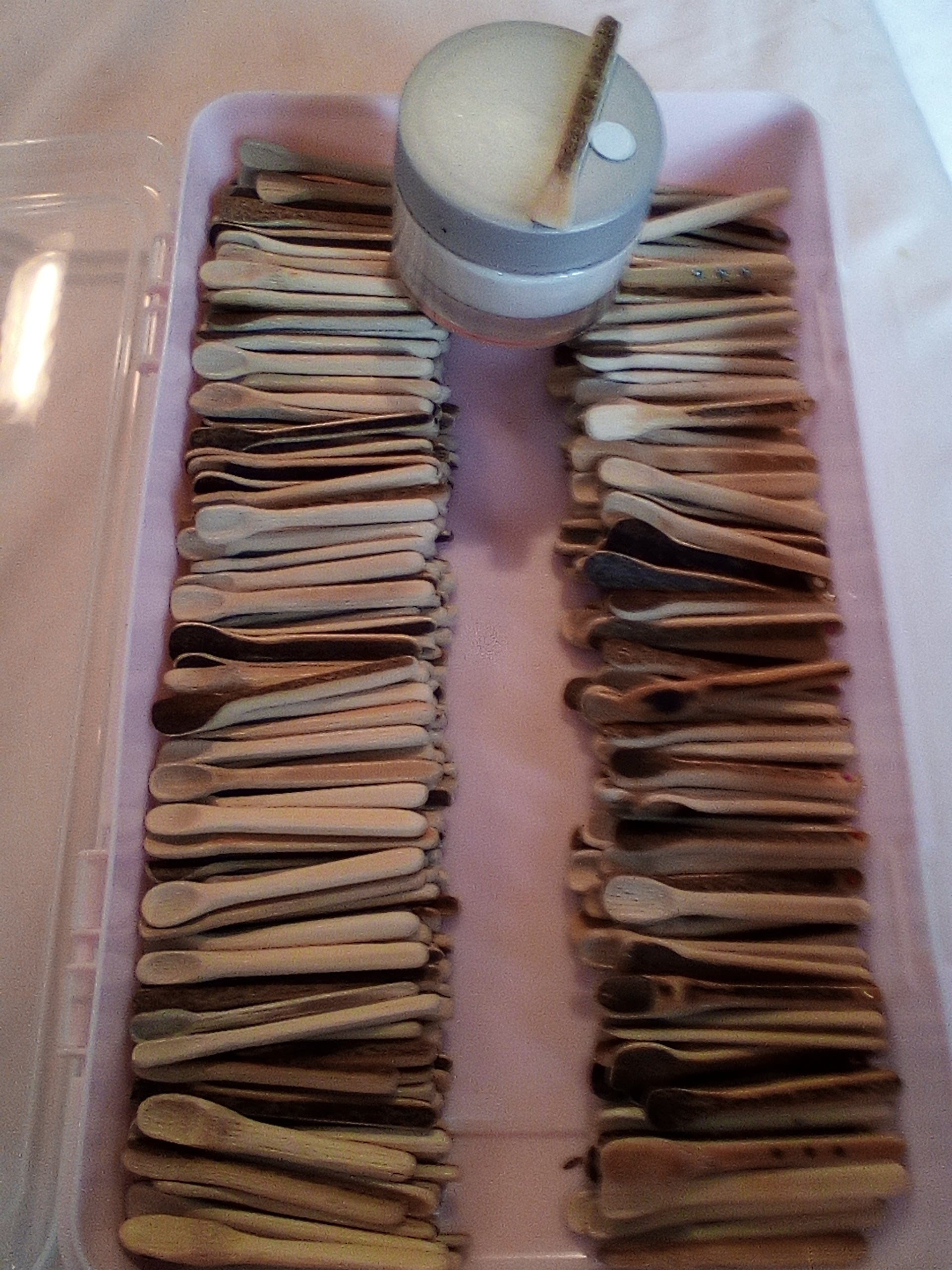 SPATULE A MAQUILLAGE EN BAMBOU NOIR ARTISANALE 5-6 cm fine