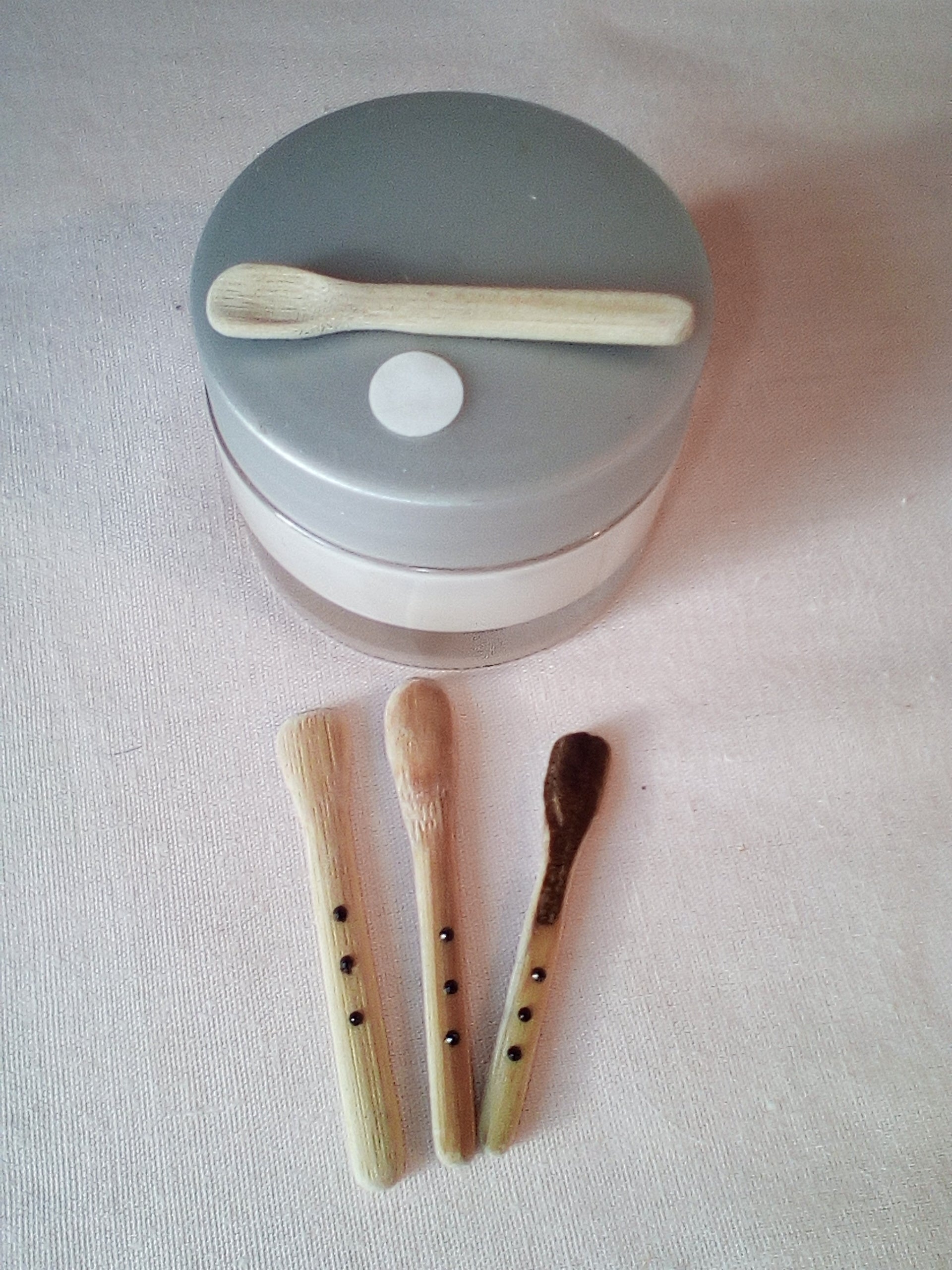 SPATULE A MAQUILLAGE EN BAMBOU NOIR ARTISANALE 5-6 cm fine