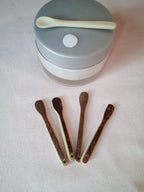 SPATULE A MAQUILLAGE EN BAMBOU NOIR ARTISANALE 5-6 cm fine