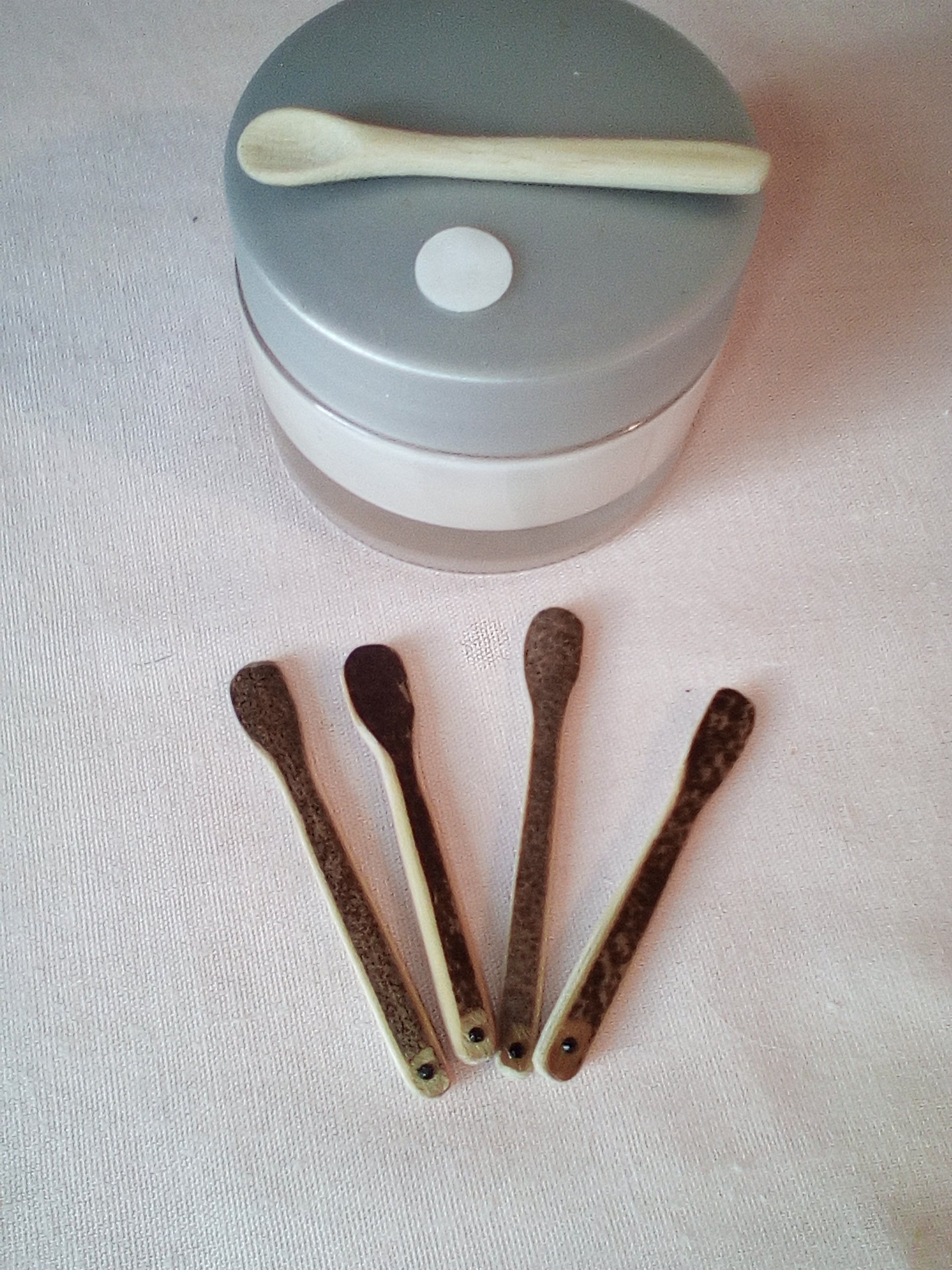 SPATULE A MAQUILLAGE EN BAMBOU NOIR ARTISANALE 5-6 cm fine