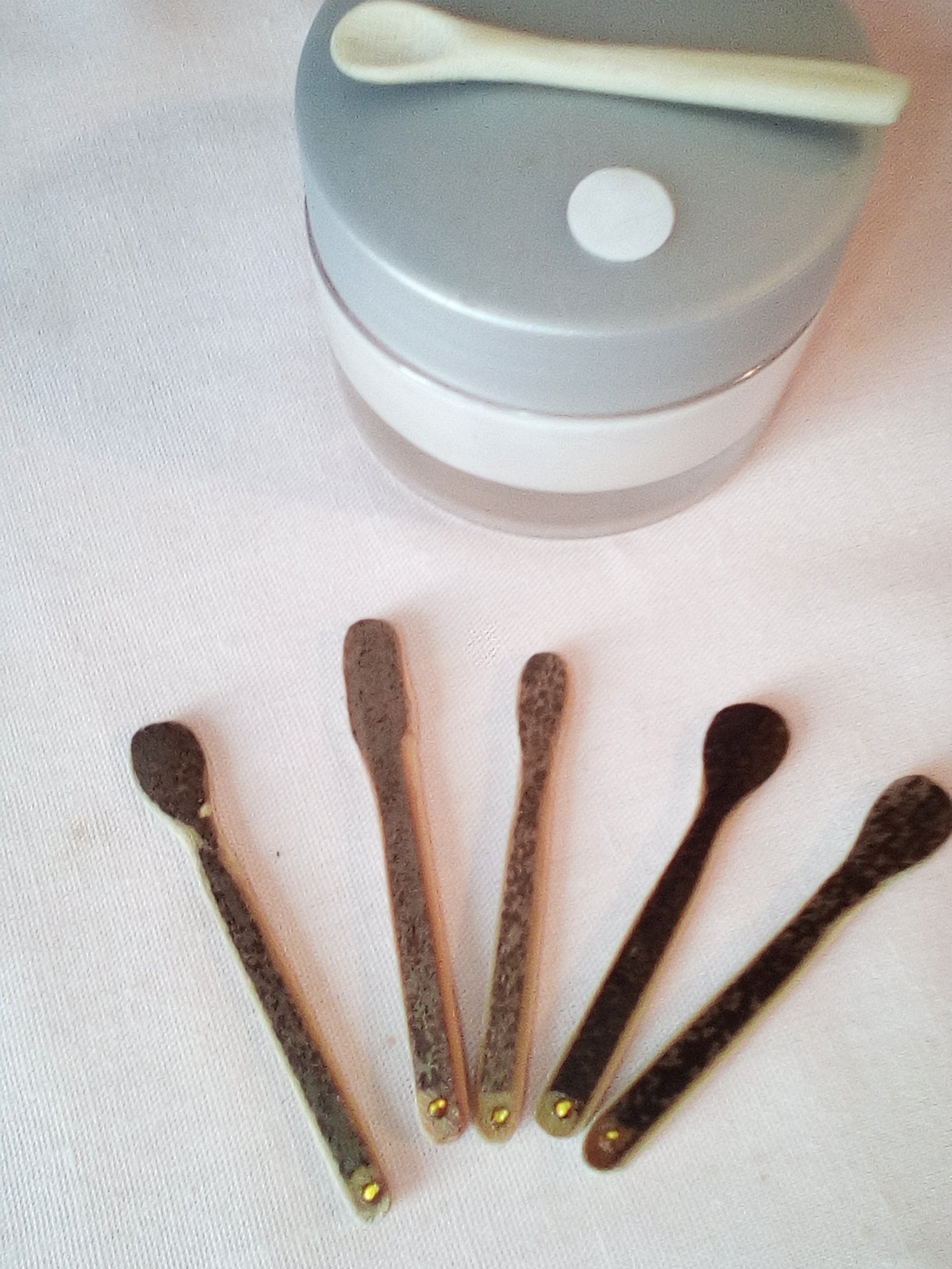 SPATULE A MAQUILLAGE EN BAMBOU NOIR ARTISANALE 5-6 cm fine
