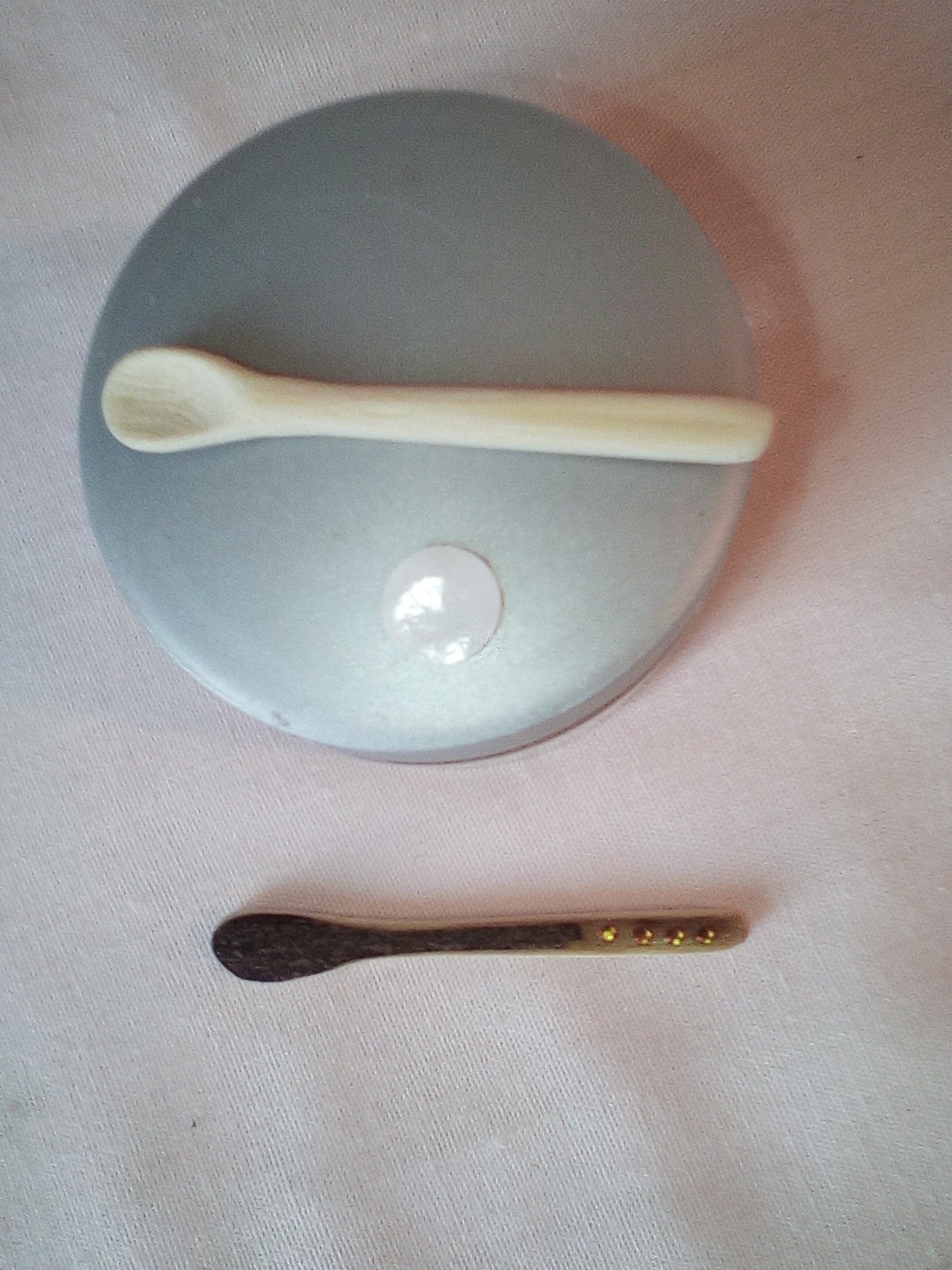 SPATULE A MAQUILLAGE EN BAMBOU NOIR ARTISANALE 5-6 cm fine