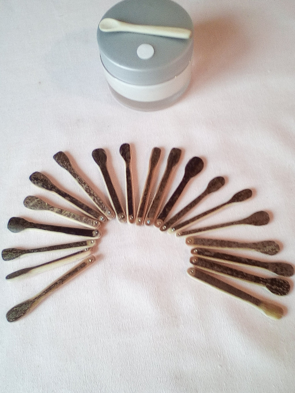 SPATULE A MAQUILLAGE EN BAMBOU NOIR ARTISANALE 5-6 cm fine