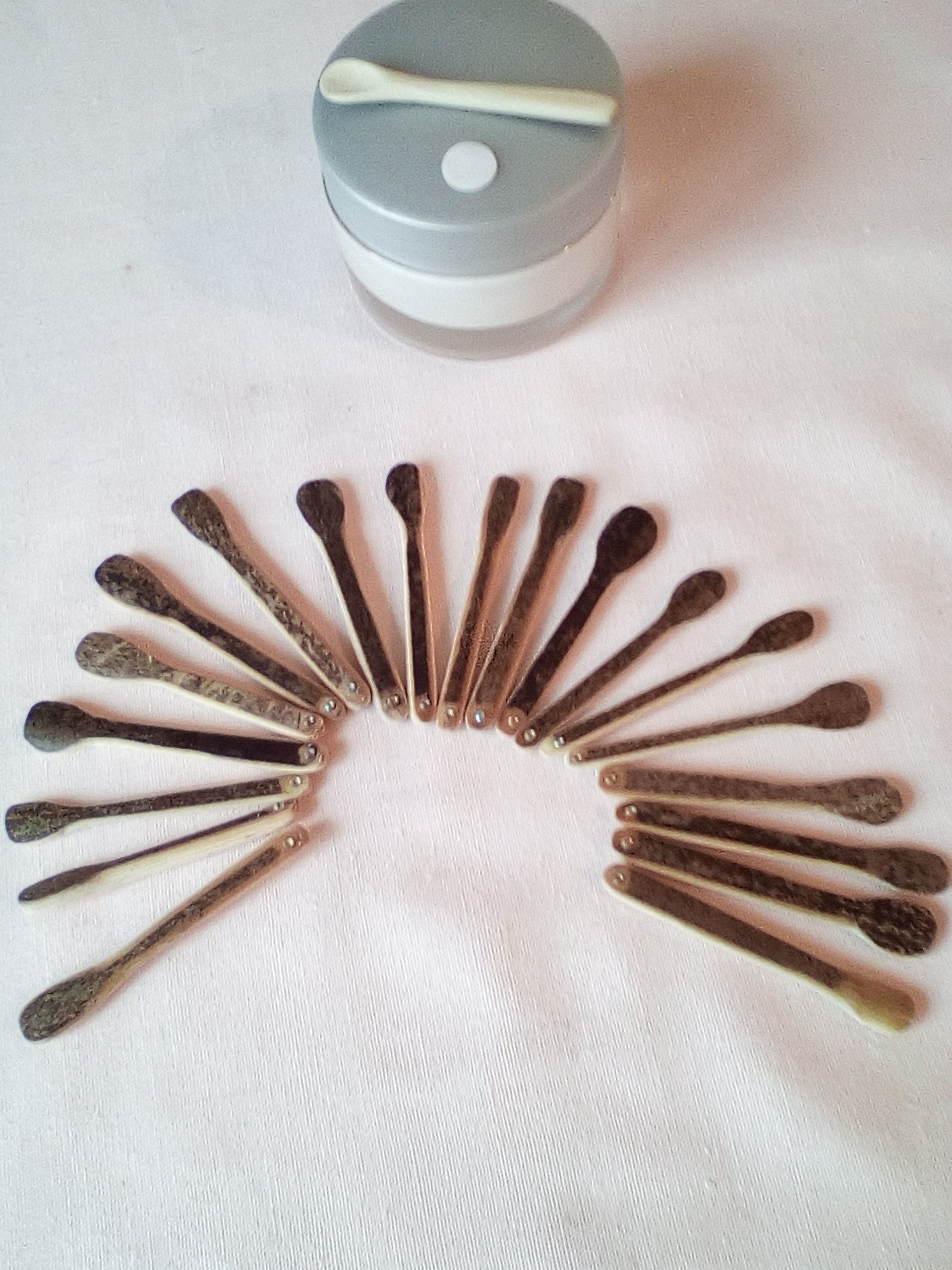 SPATULE A MAQUILLAGE EN BAMBOU NOIR ARTISANALE 5-6 cm fine