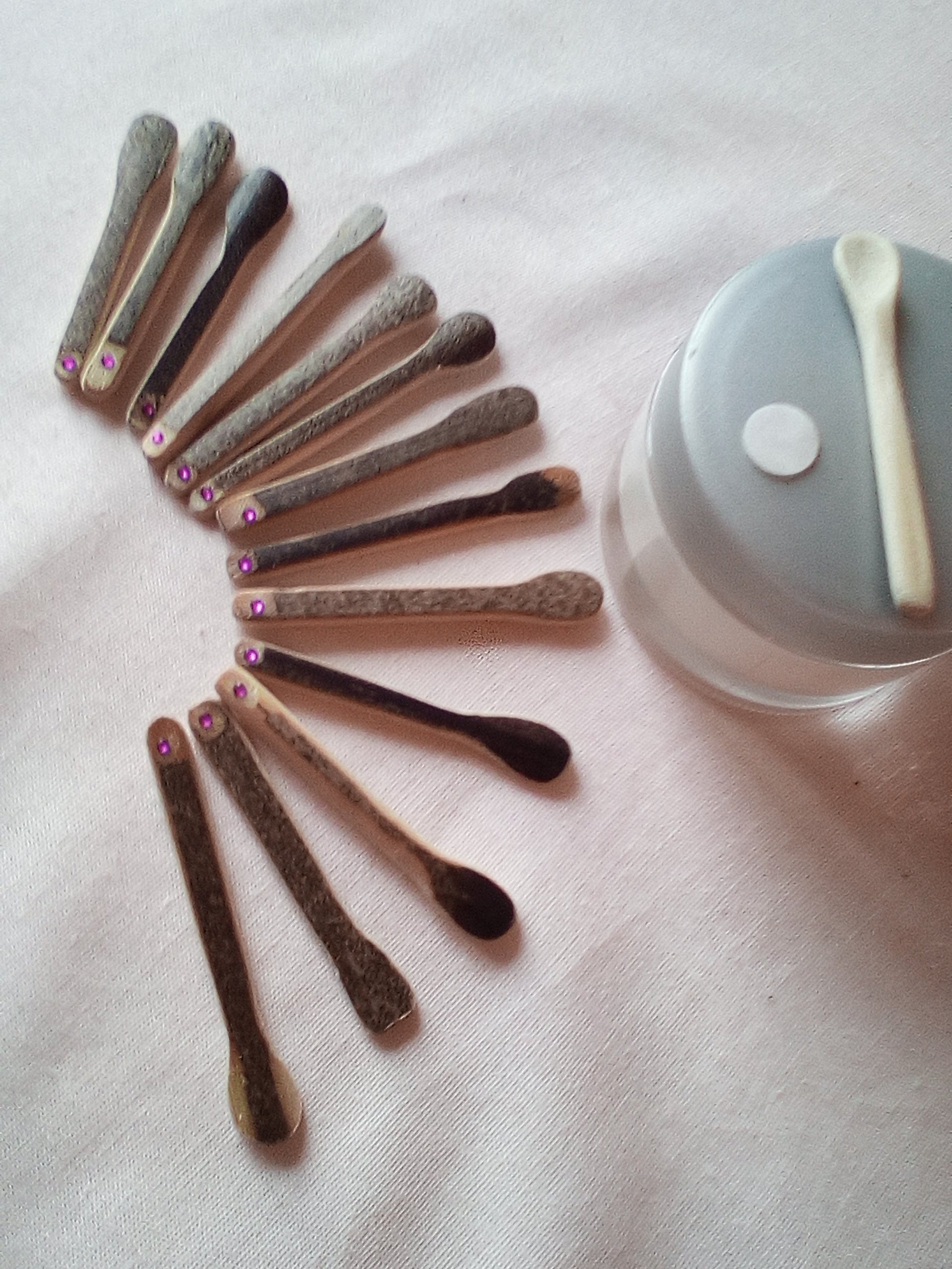 SPATULE A MAQUILLAGE EN BAMBOU NOIR ARTISANALE 5-6 cm fine