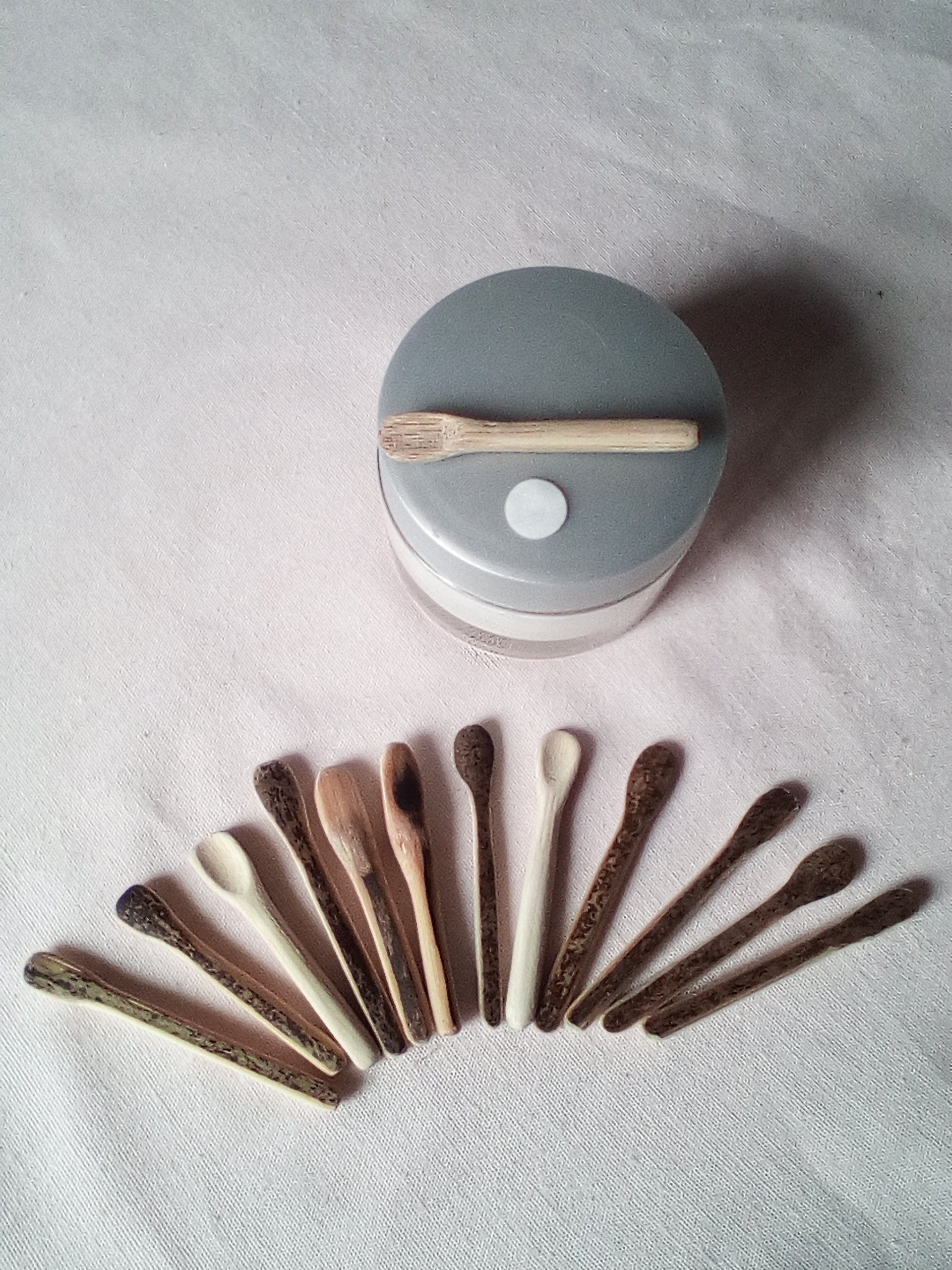 SPATULE A MAQUILLAGE EN BAMBOU NOIR ARTISANALE 5-6 cm fine