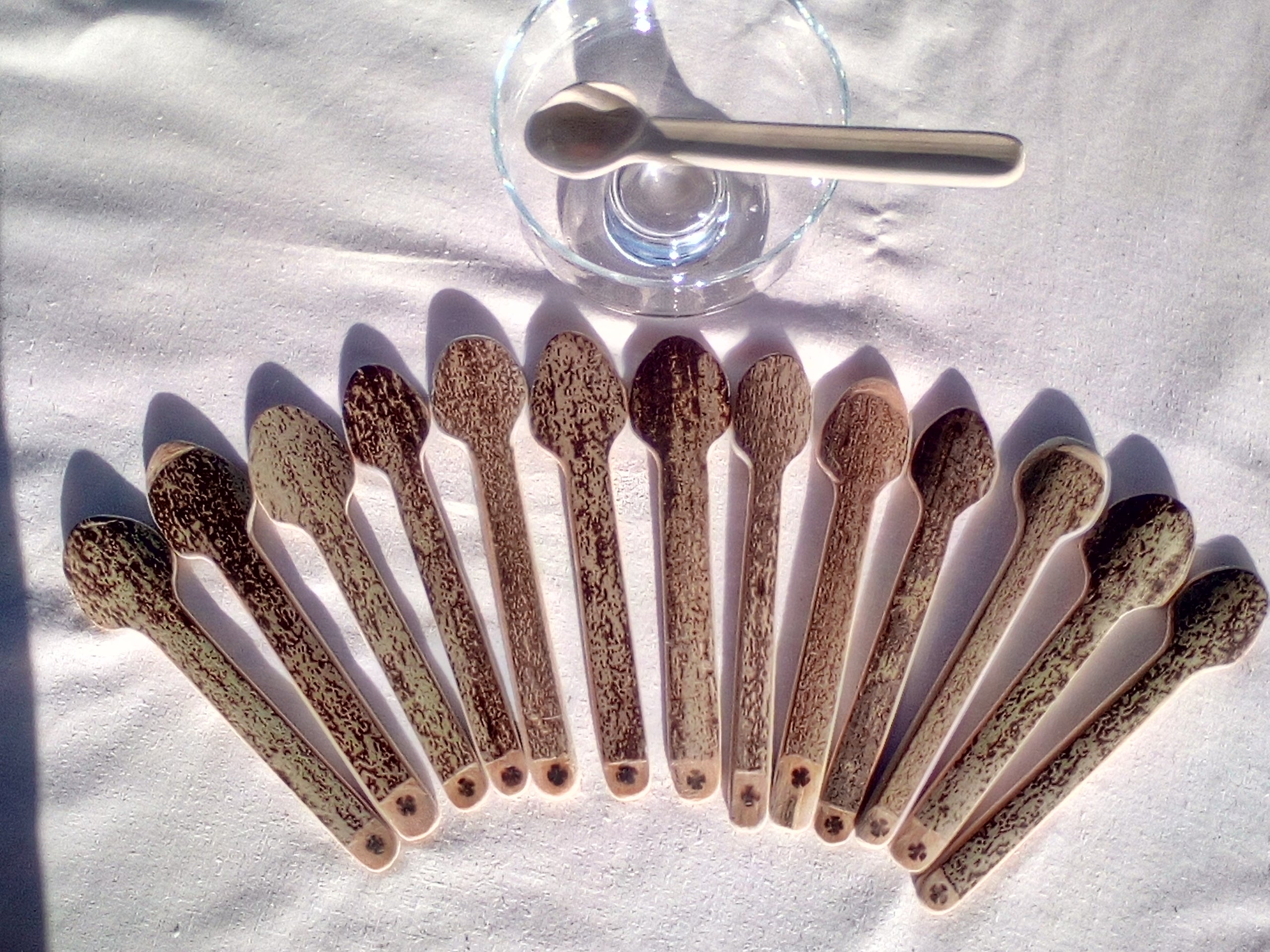 PETITES CUILLERES EN BAMBOU NOIR OU VERT ARTISANALE 14-15 cm