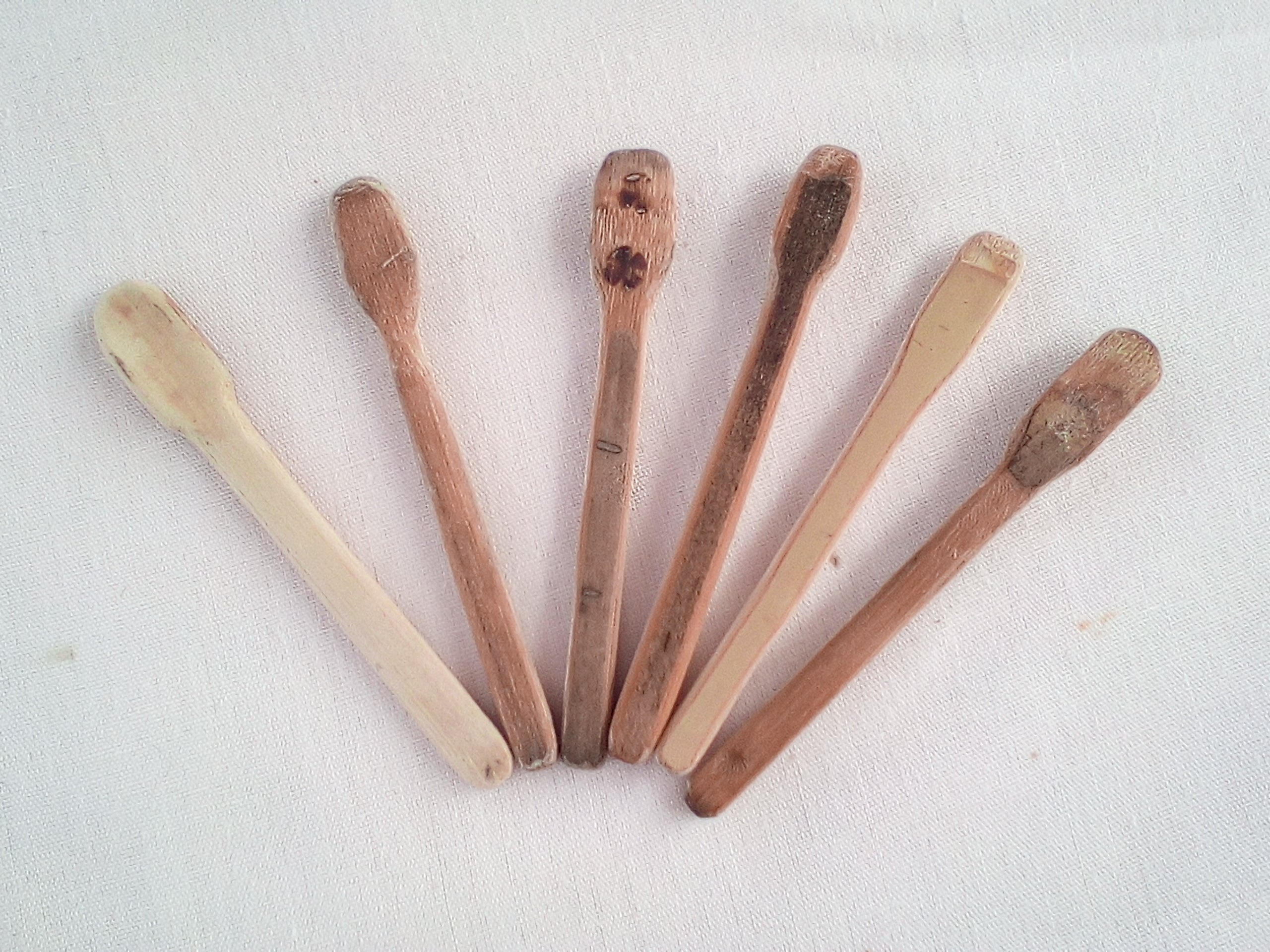 TOUILLEUR EN BAMBOU NOIR OU VERT ARTISANAL de 9-10 cm