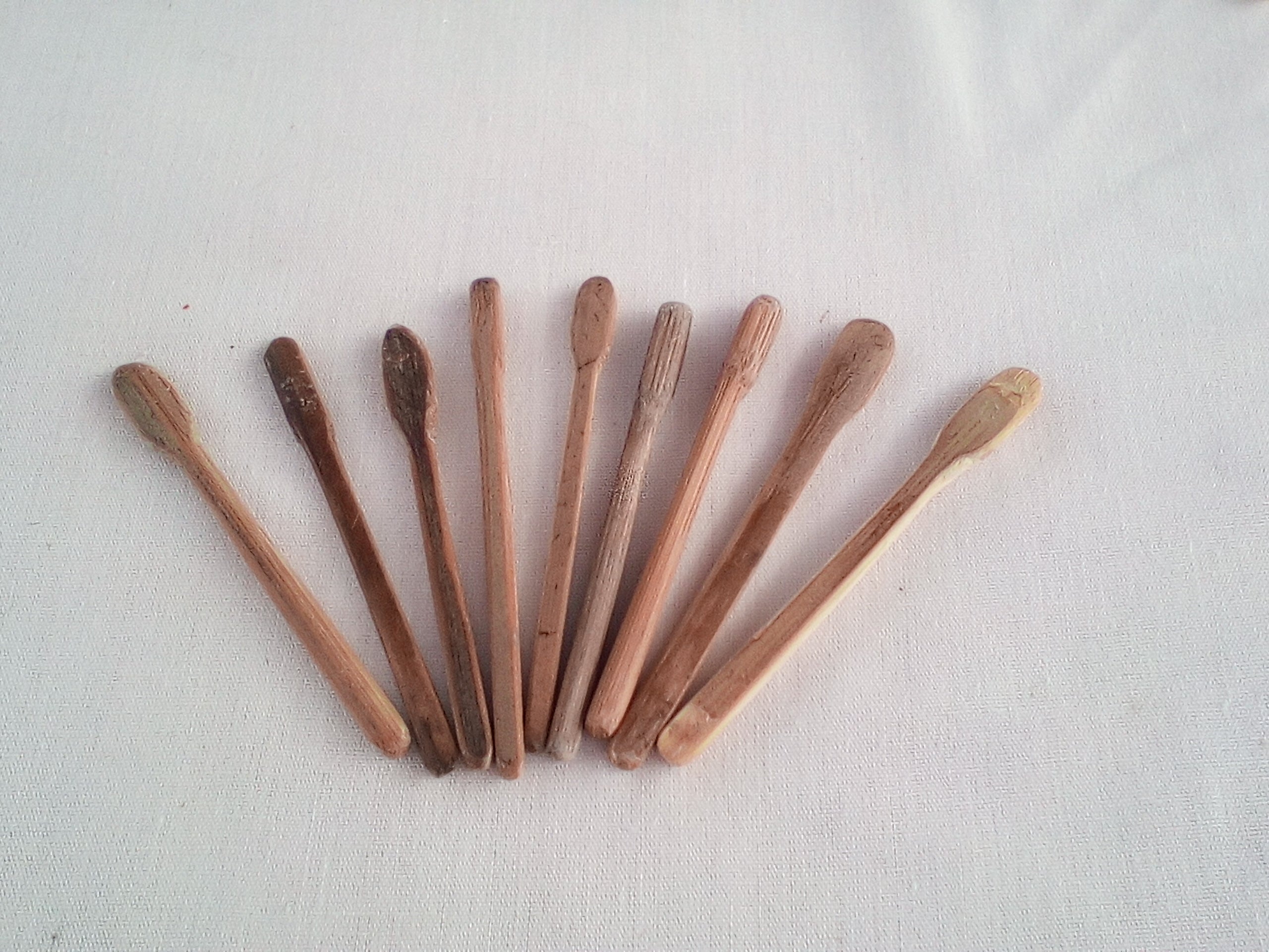 TOUILLEUR EN BAMBOU NOIR OU VERT ARTISANAL de 8-9 cm