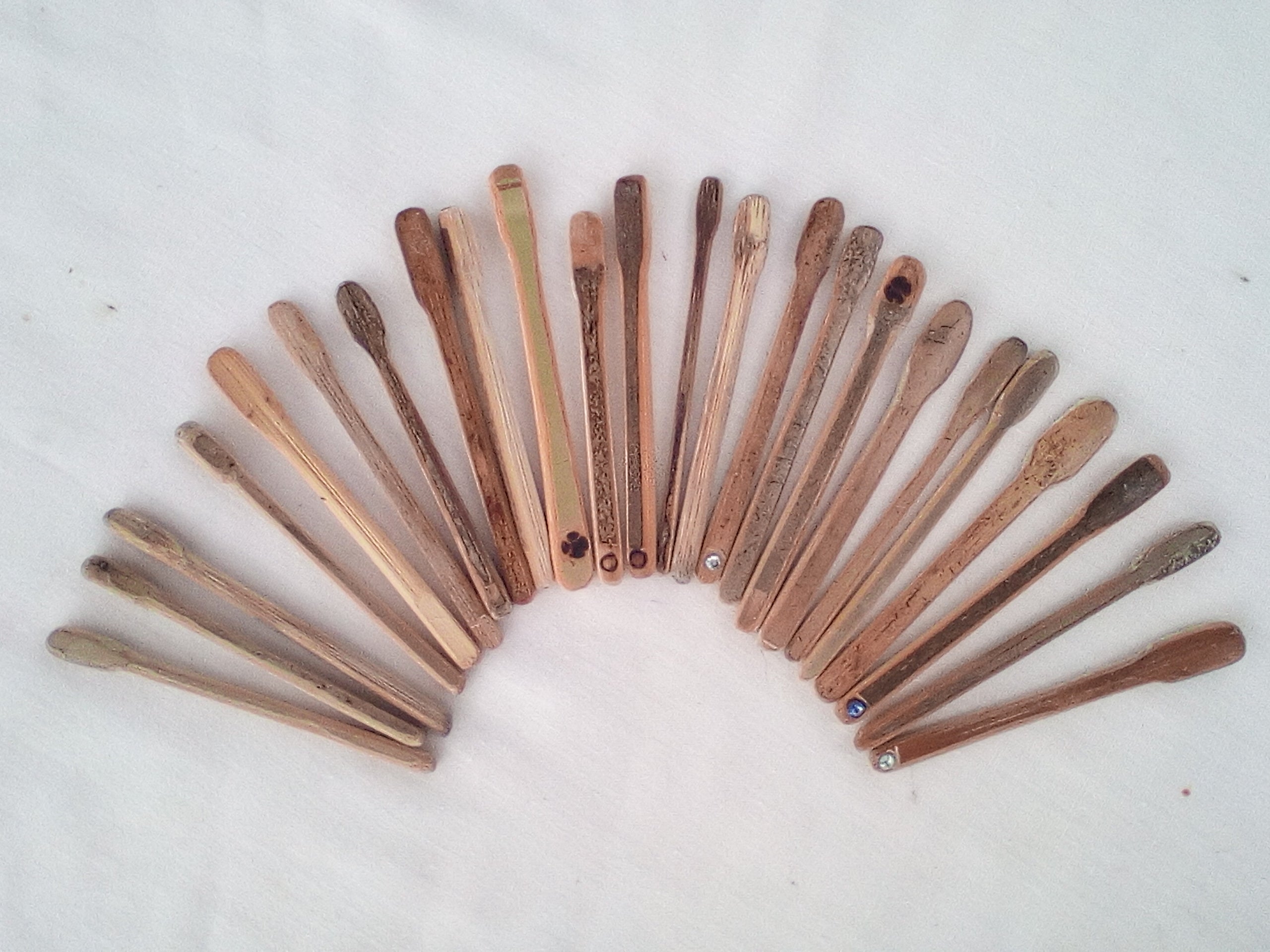 TOUILLEUR EN BAMBOU NOIR OU VERT ARTISANAL de 11-12 cm