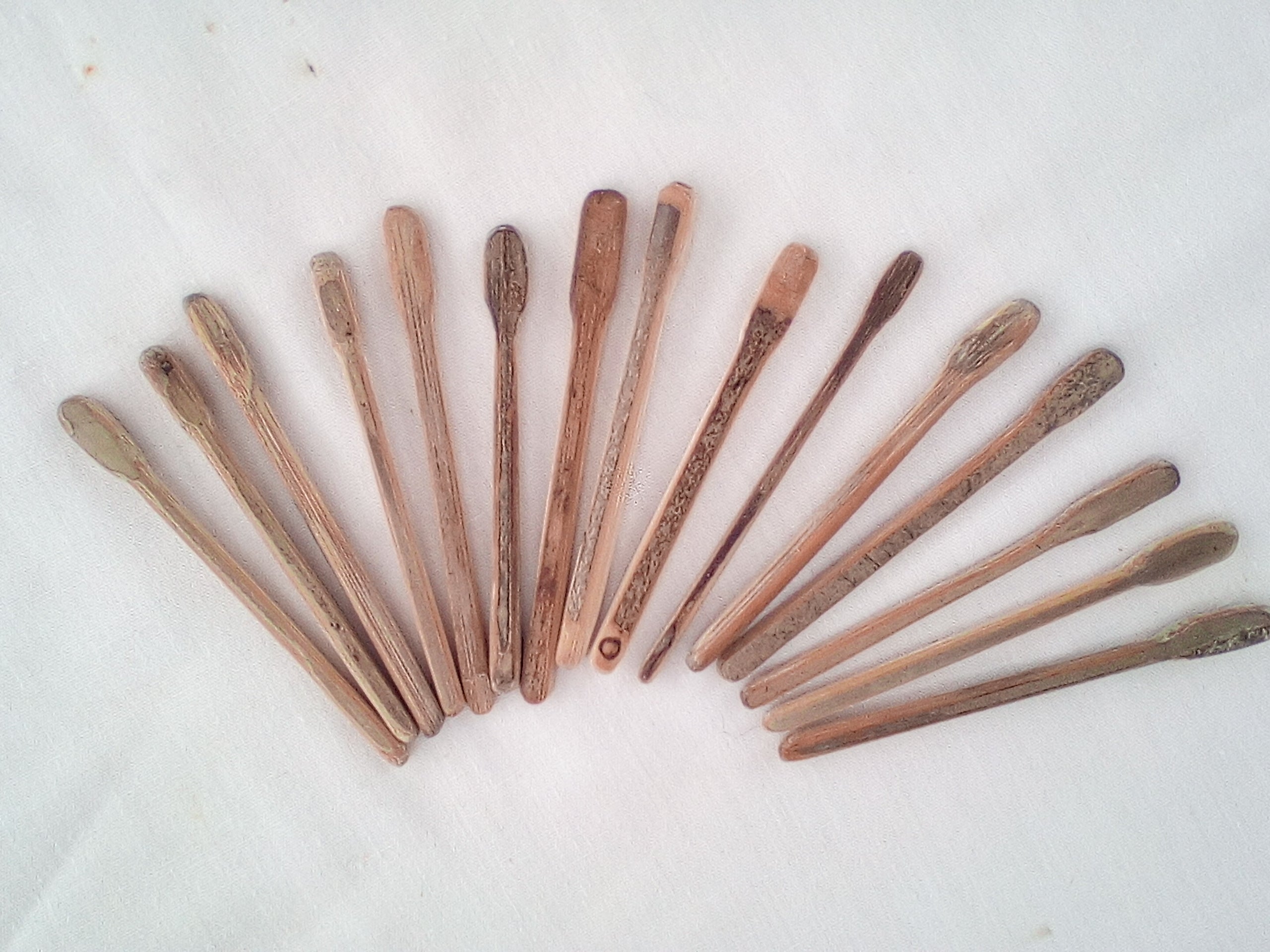 TOUILLEUR EN BAMBOU NOIR OU VERT ARTISANAL de 11-12 cm