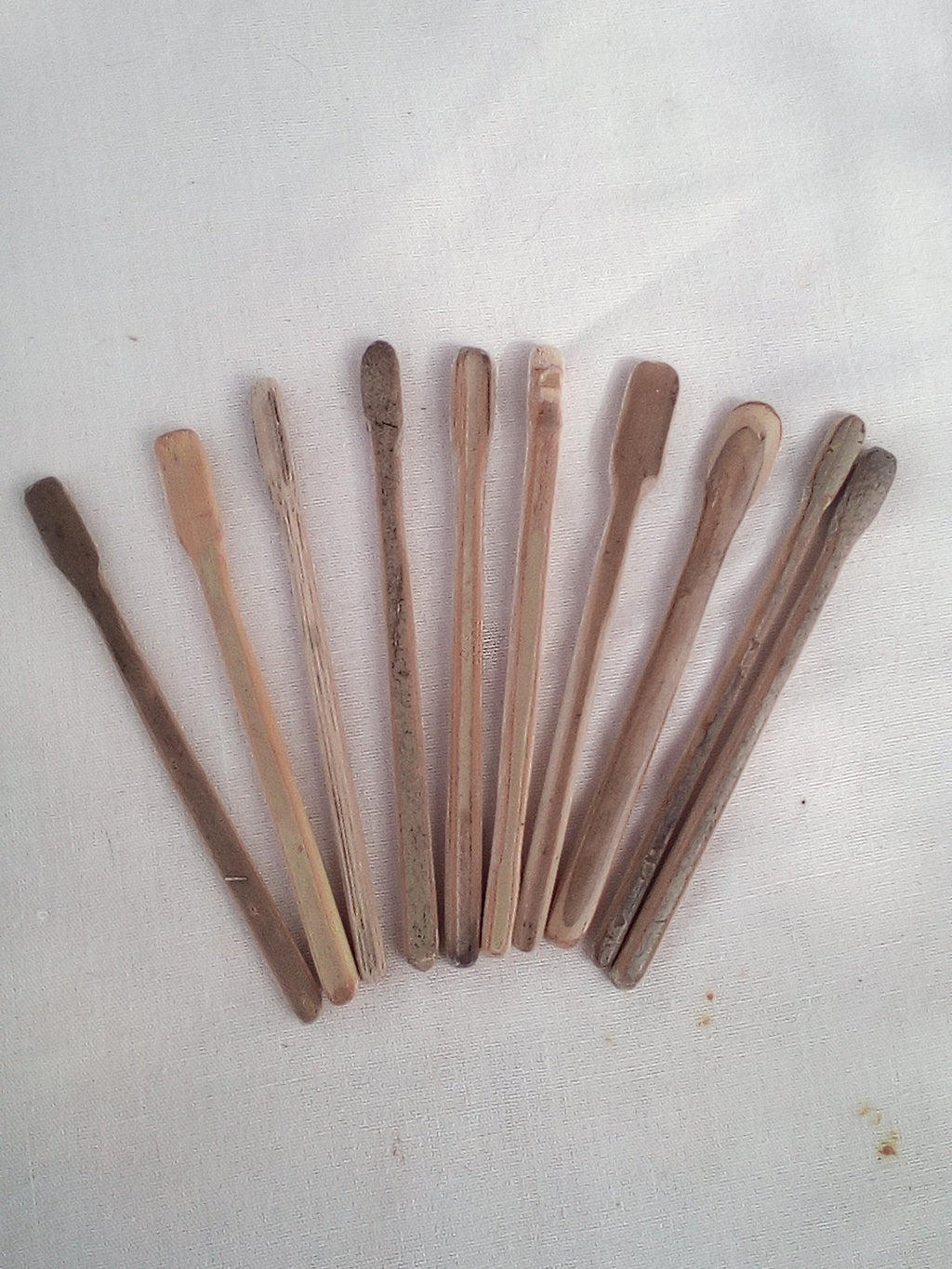 TOUILLEUR EN BAMBOU NOIR OU VERT ARTISANAL de 10-11 cm