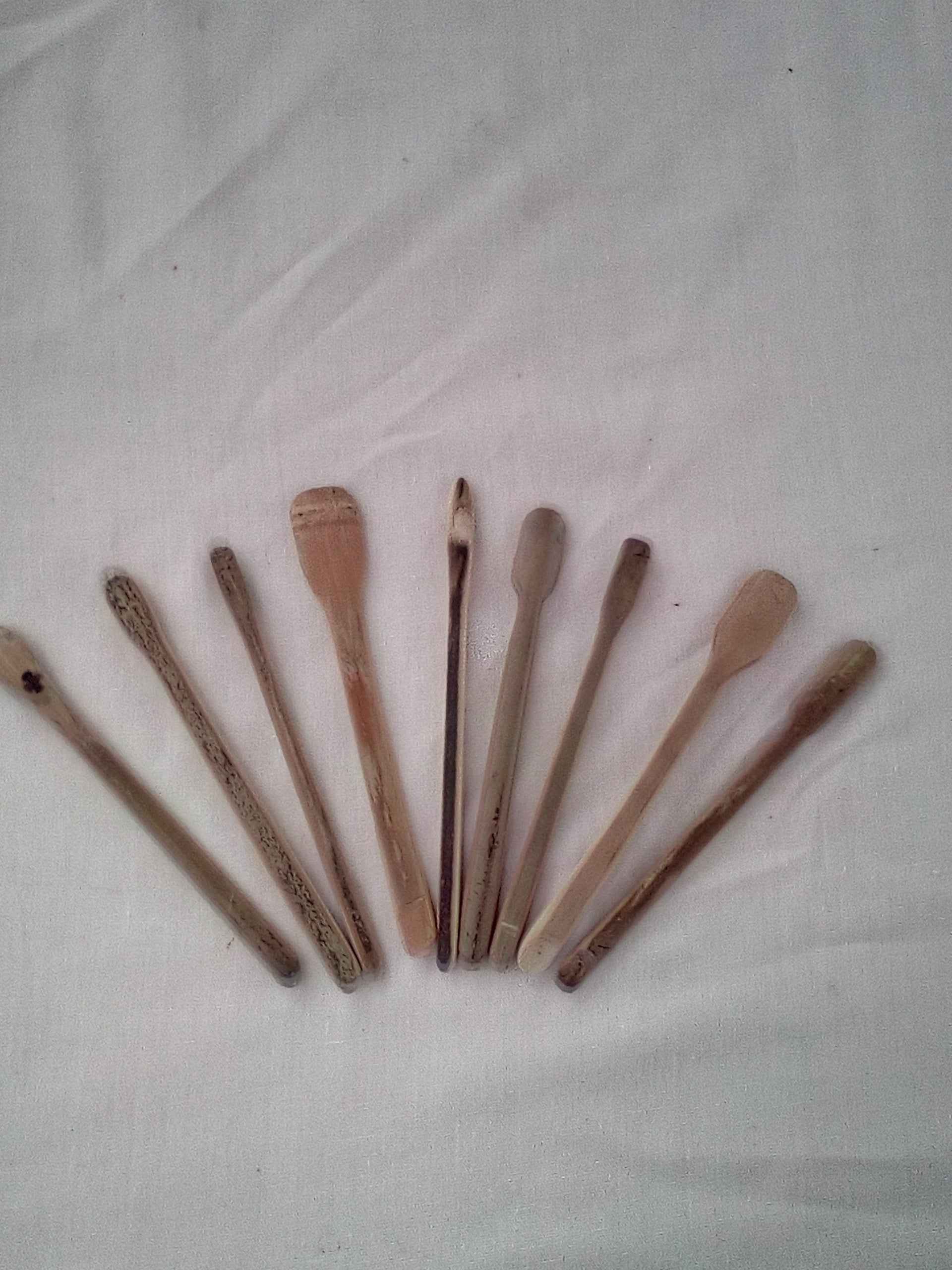 TOUILLEUR EN BAMBOU NOIR OU VERT ARTISANAL de 11-12 cm