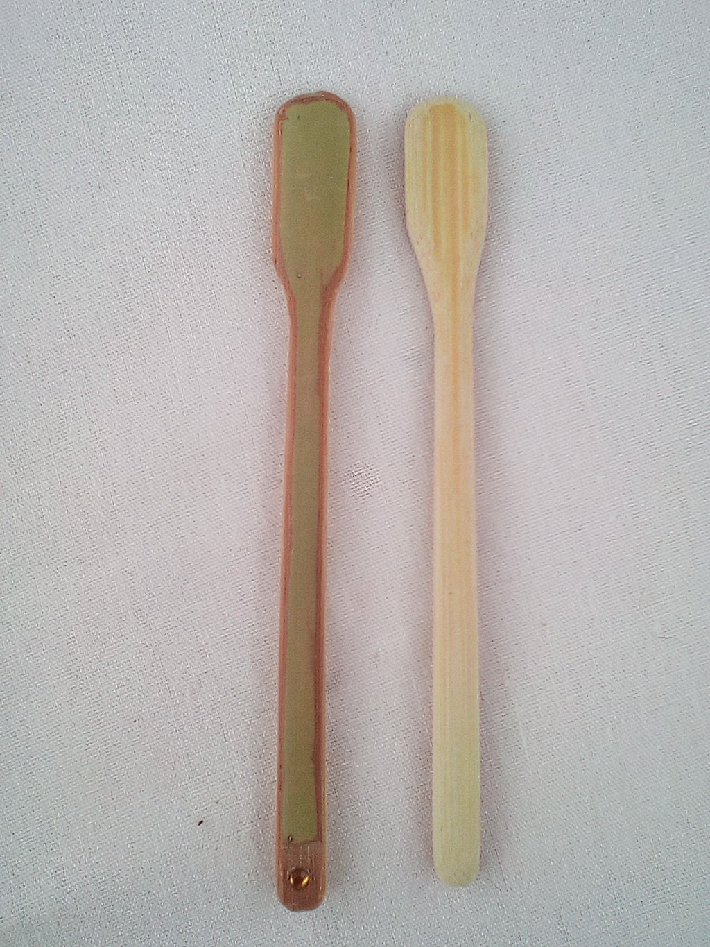 TOUILLEUR EN BAMBOU NOIR OU VERT ARTISANAL de 12-13 cm