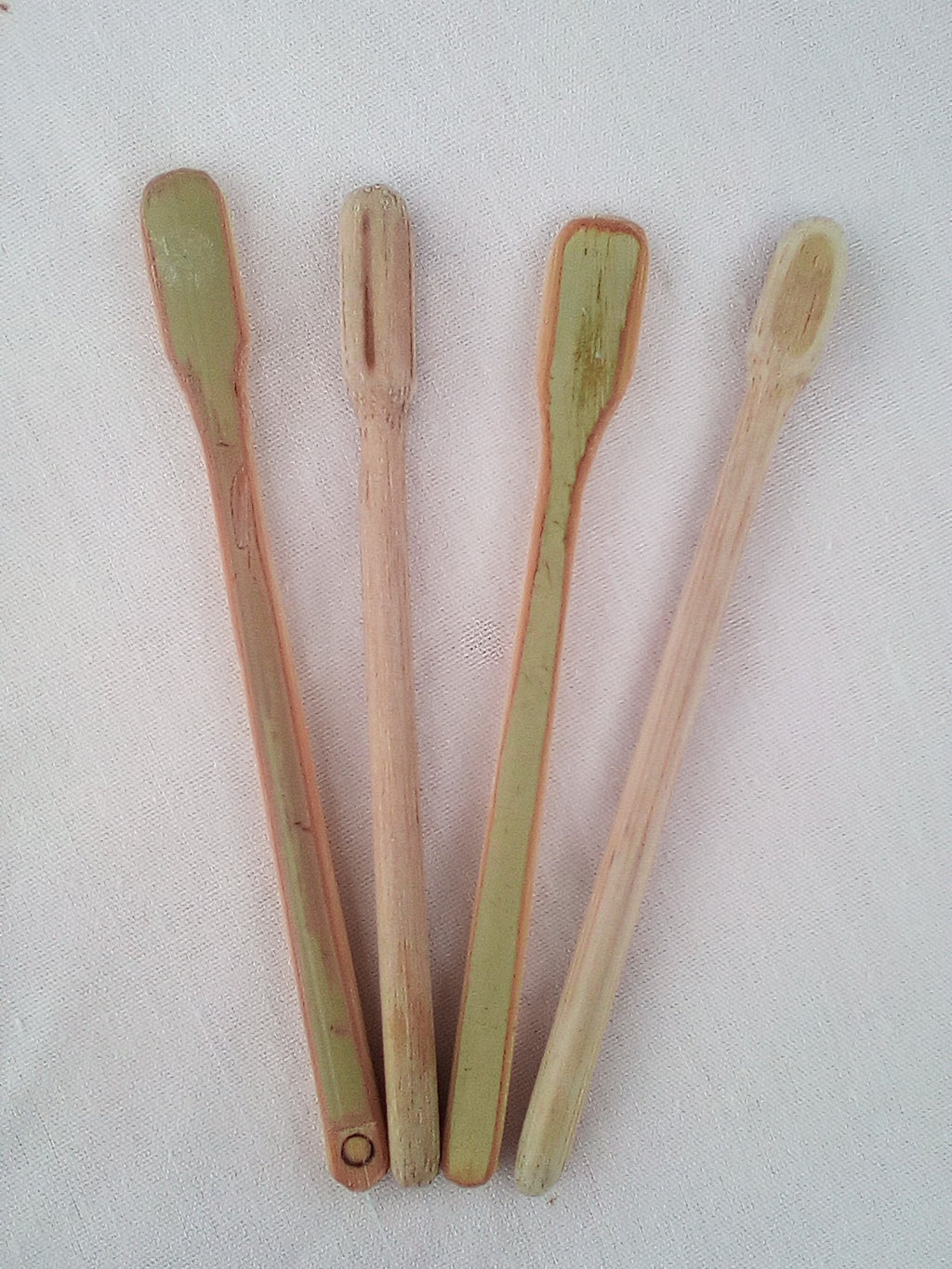 TOUILLEUR EN BAMBOU NOIR OU VERT ARTISANAL de 12-13 cm