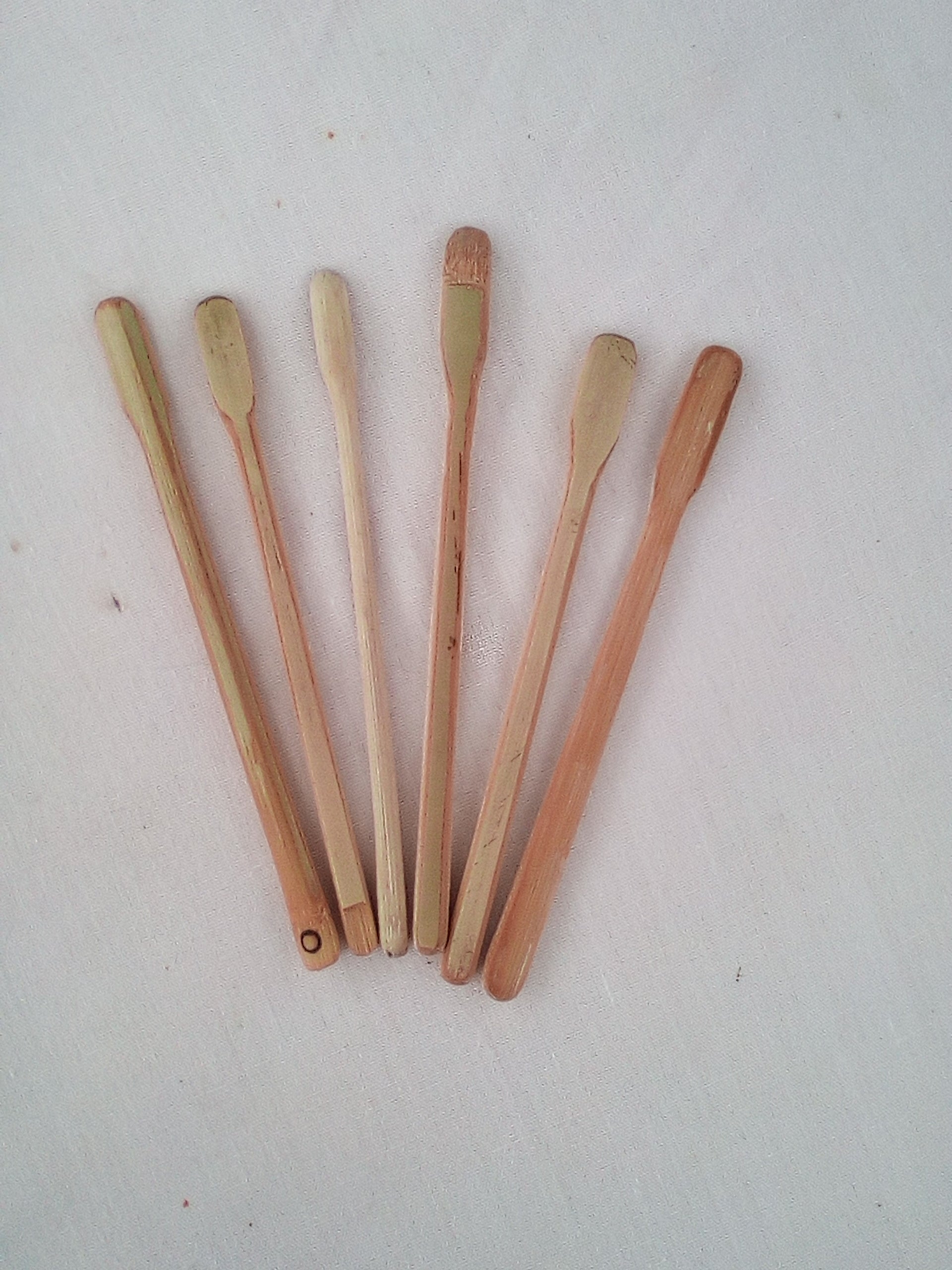 TOUILLEUR EN BAMBOU NOIR OU VERT ARTISANAL de 12-13 cm