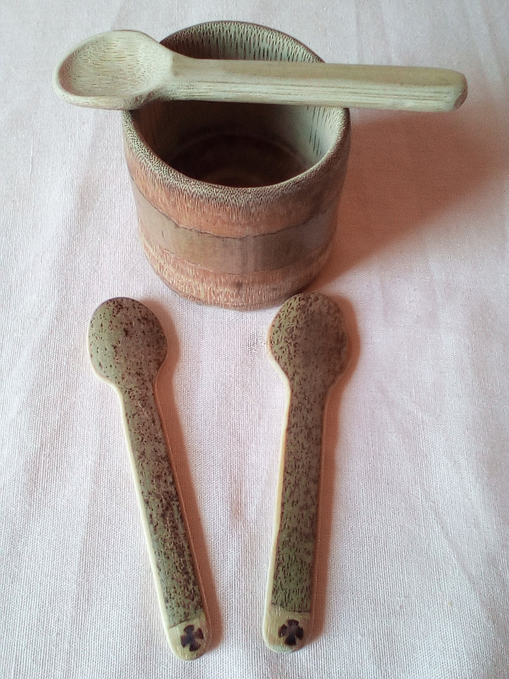 Petite cuillère en bambou noir et son estampille de 11 cm