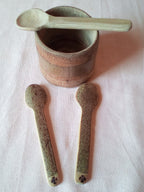 Petite cuillère en bambou noir et son estampille de 11 cm