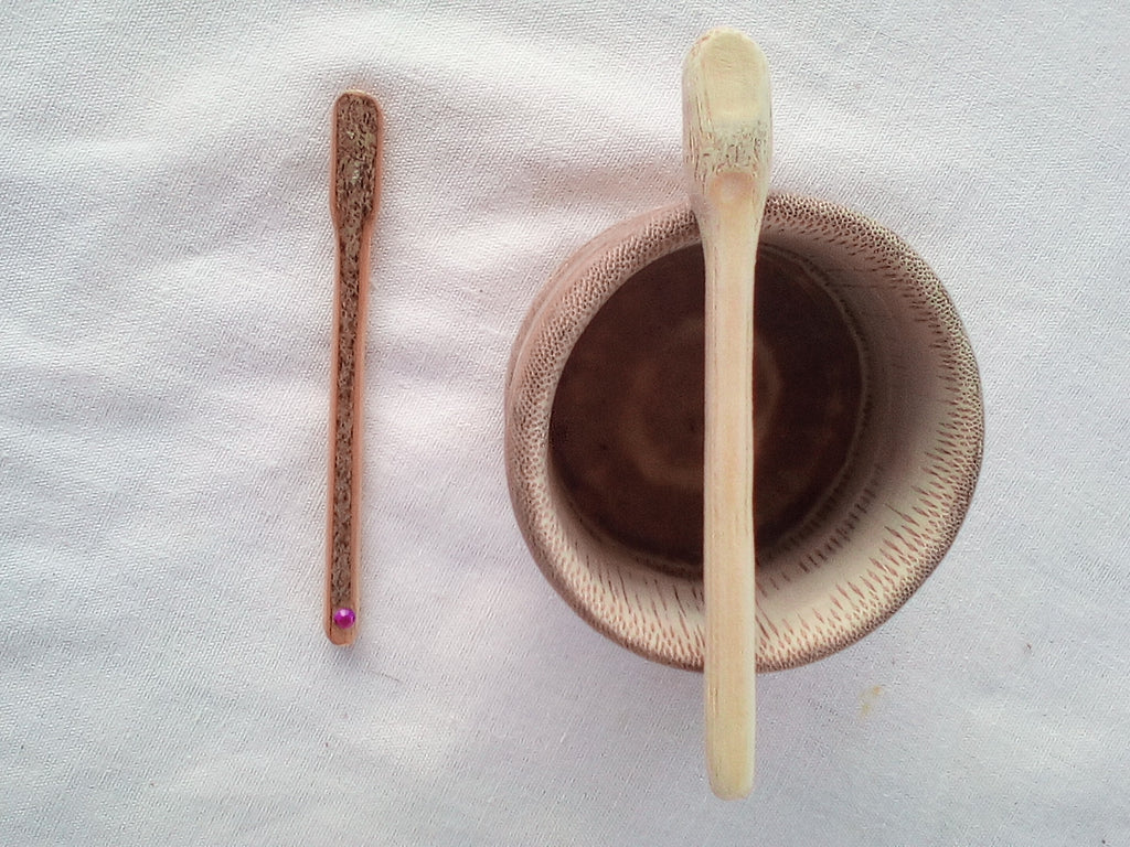 Petit touilleur en bambou noir artisanal 8-9 cm orné d'un strass rose