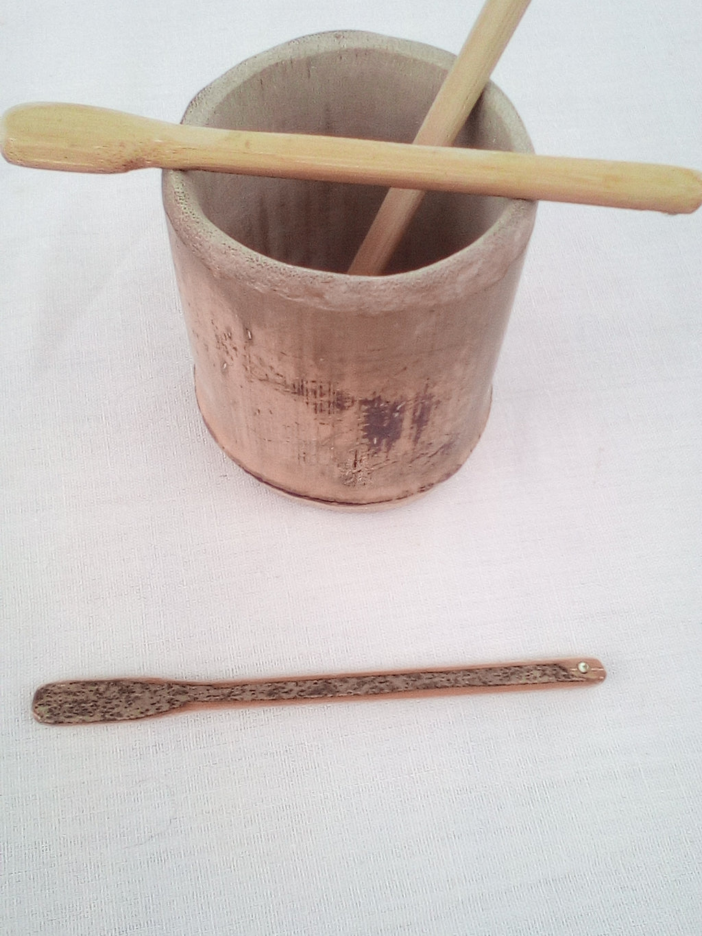 Petit touilleur en bambou noir artisanal orné d'un strass blanc