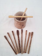 Petit touiller en bambou noir artisanal 10-11 cm 