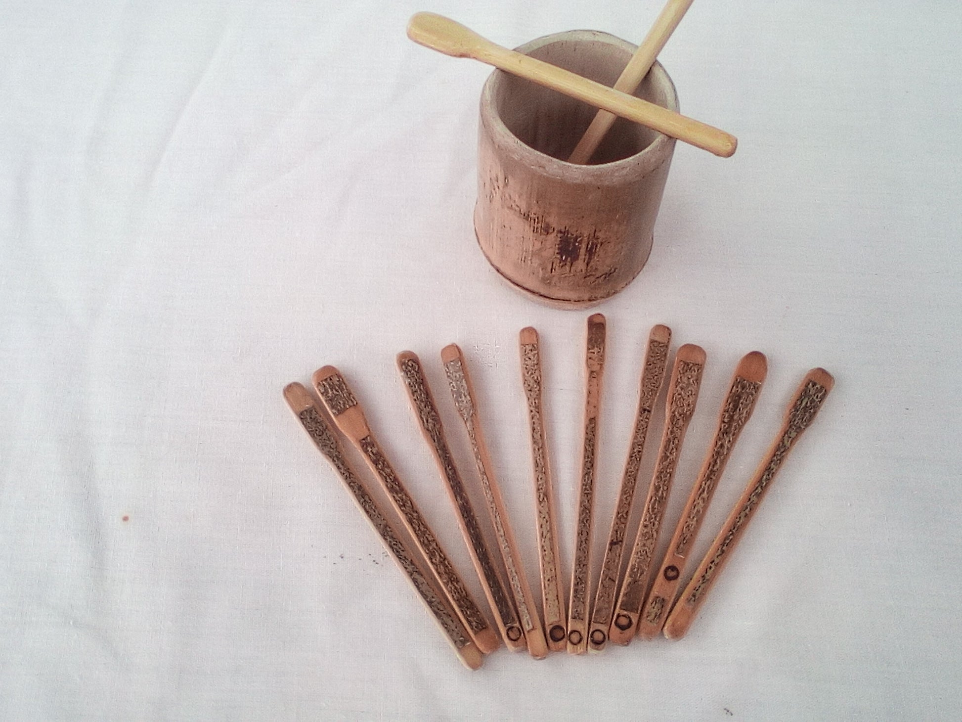 Petit touilleur en bambou noir artisanal 10-11 cm naturel