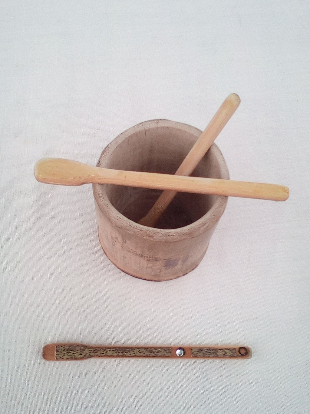 Petit touilleur en bambou noir artisanal 10-11 cm orné d'un strass blanc