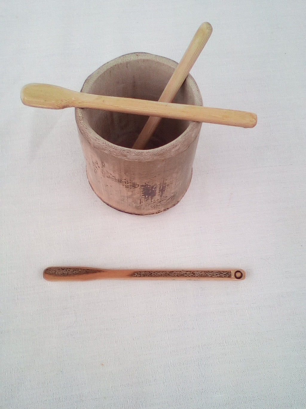 Petit touilleur en bambou noir artisanal 10-11 cm orné d'un strass jaune