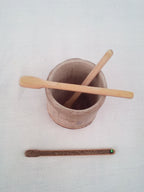 Petit touilleur en bambou noir artisanal 10-11 cm orné d'un strass vert clair