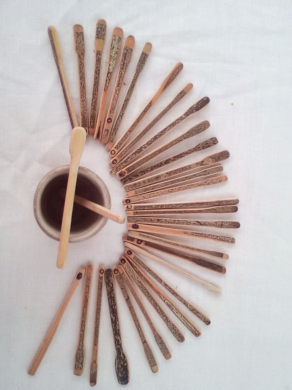 Petit touilleur en bambou noir artisanal 10-11 cm naturel