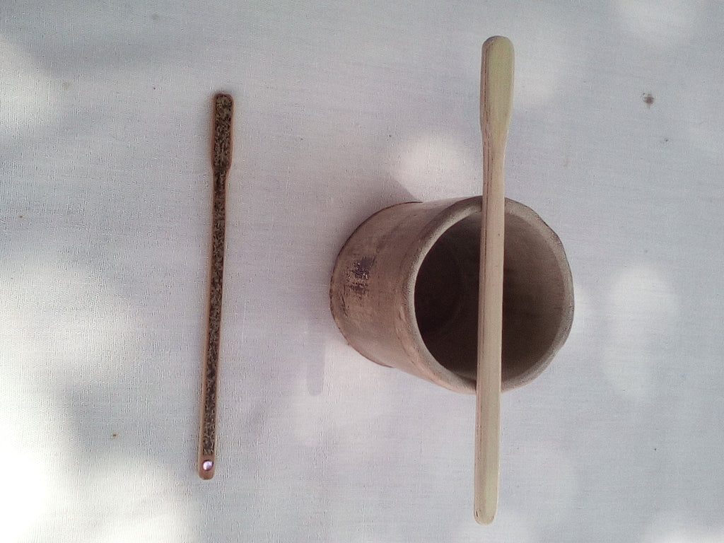 Touilleur en bambou noir  artisanal orné d'un strass blanc