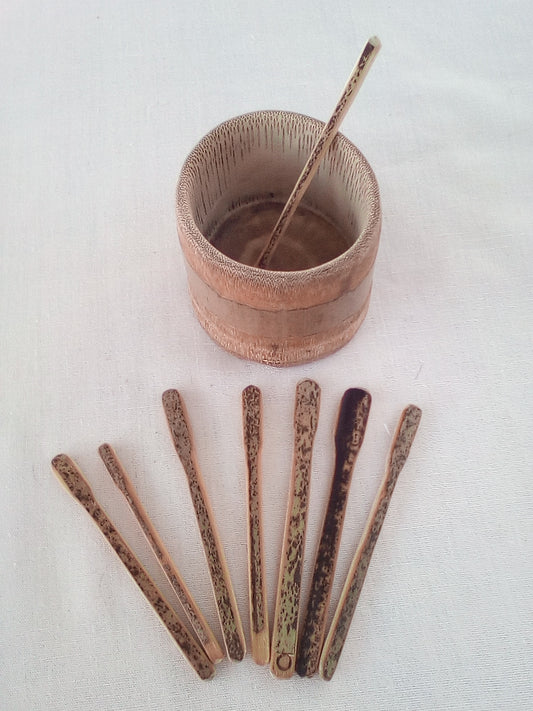 Petit touilleur en bambou noir artisanal 8-9 cm naturel