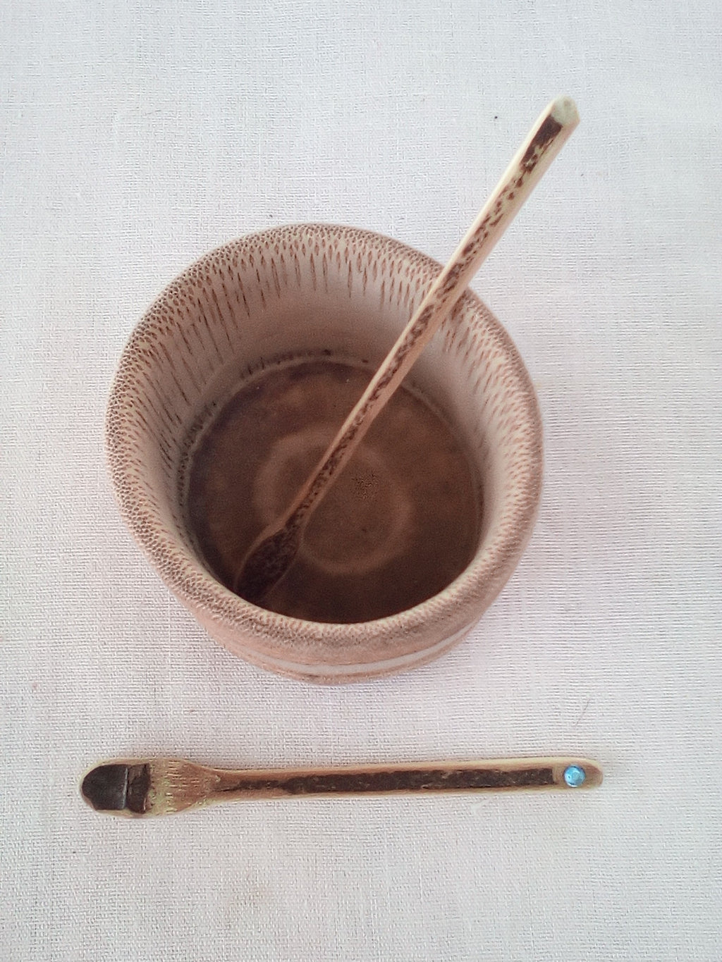 Petit touilleur en bambou noir artisanal 8-9 cm orné d'un strass bleu