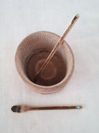 Petit touilleur en bambou noir artisanal 8-9 cm orné d'un strass bleu