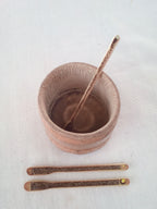 Petit touilleur en bambou noir artisanal orné d' une strass jaune