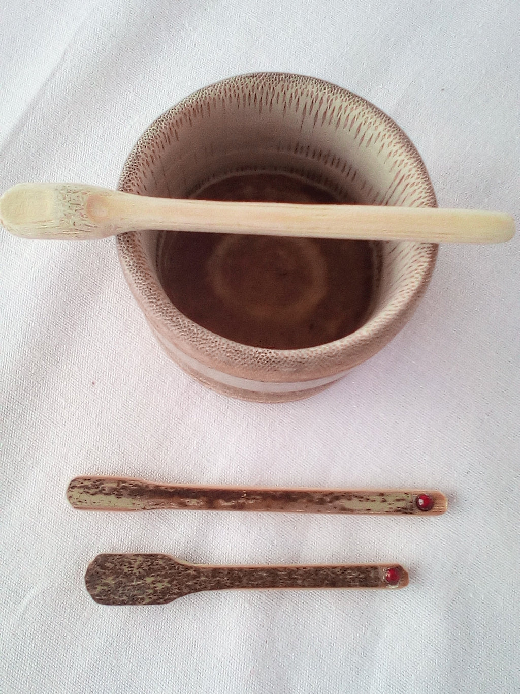 Petit touilleur en bambou noir artisanal 8-9 cm orné d'un strass rouge