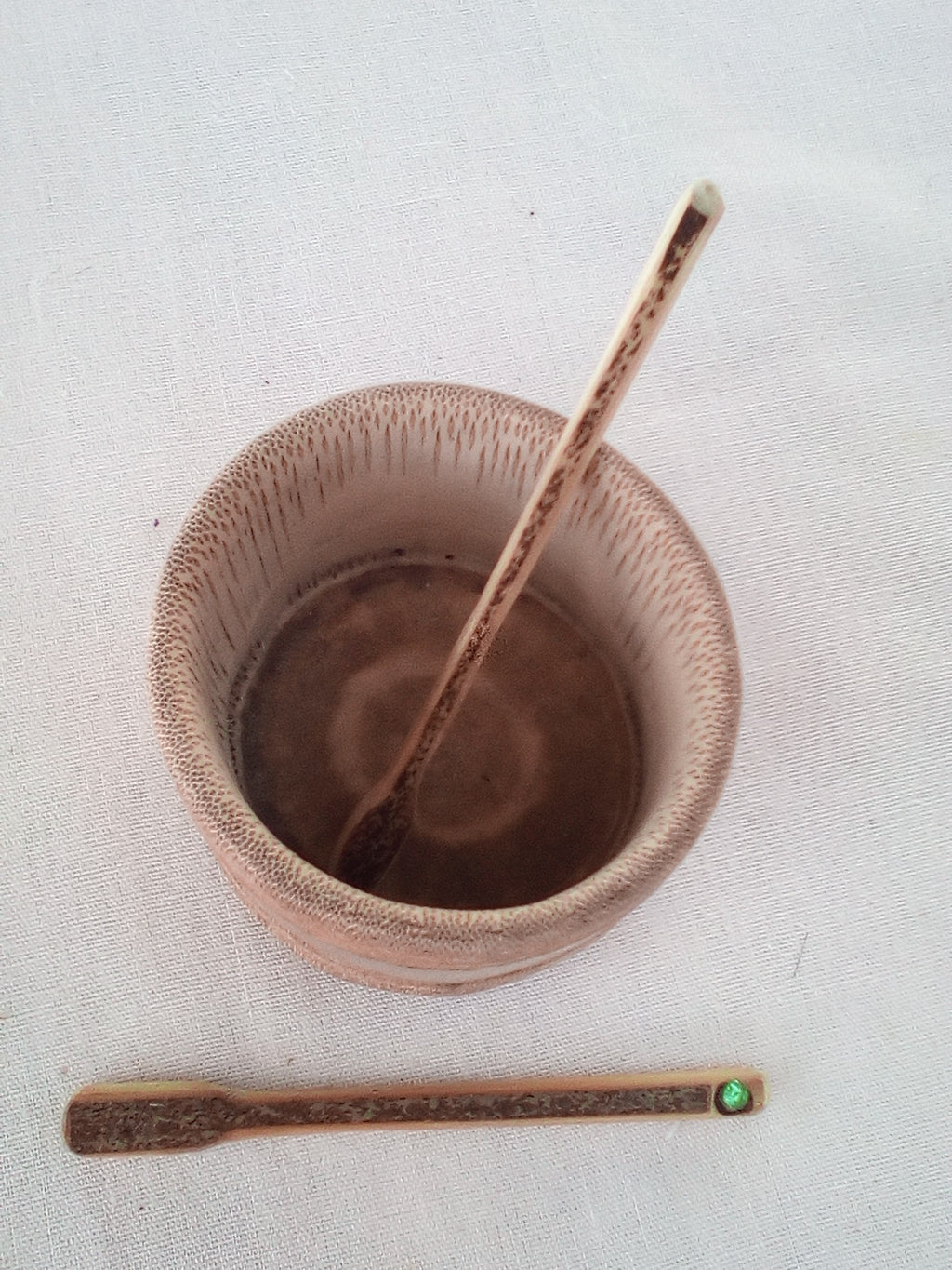 Petit touilleur en bambou noir artisanal 8-9 cm orné d'un strass vert