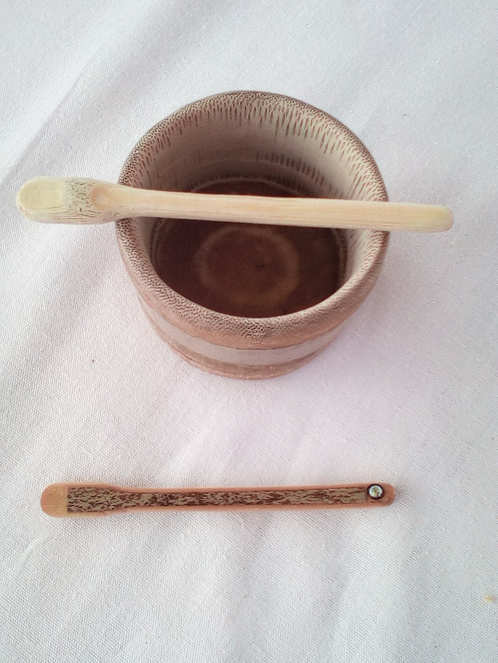 Petit touilleur en bamou noir artisanal 8-9 cm orné d'un strass vert clair