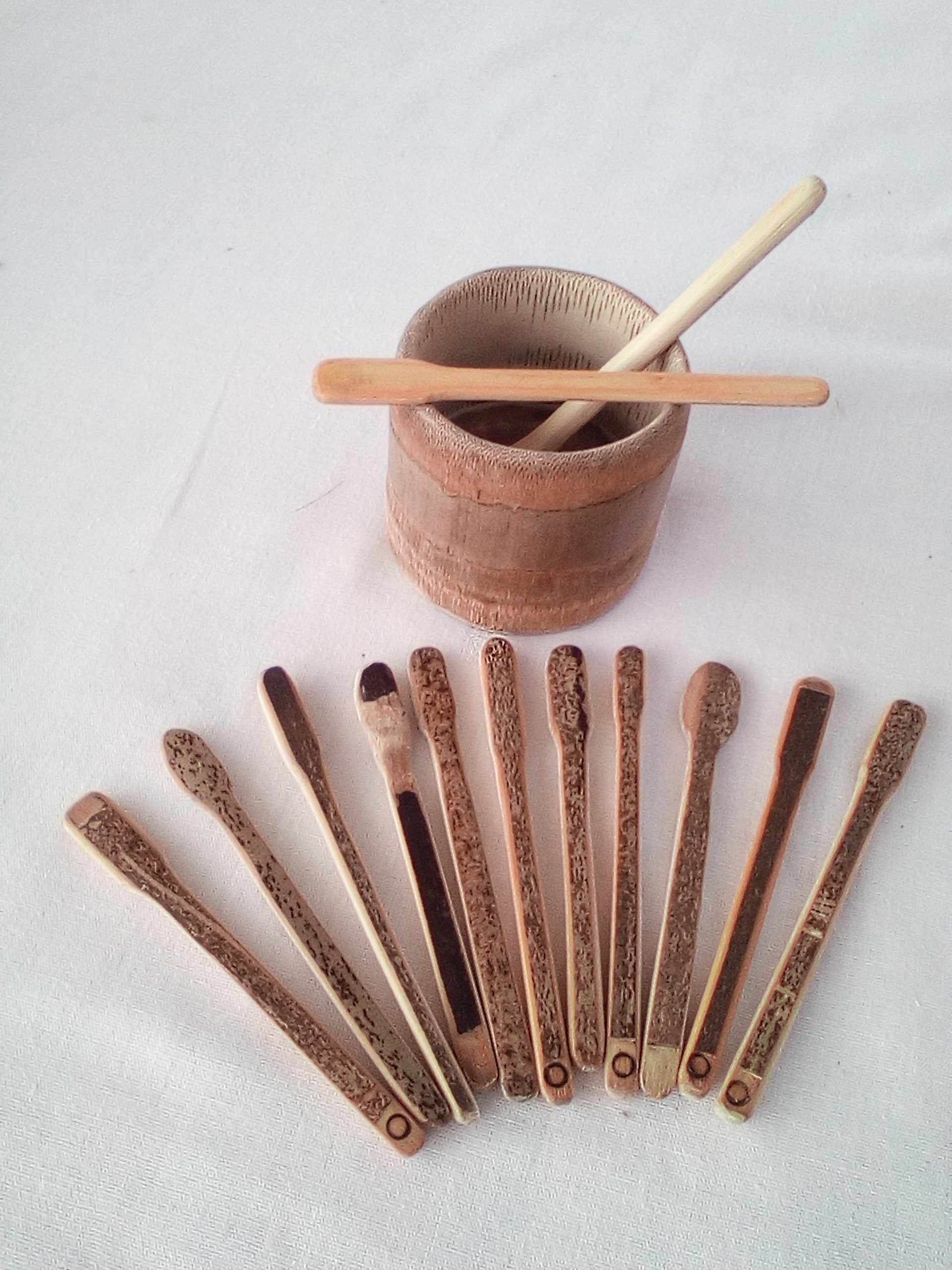 Petit touilleur en bambou noir artisanal 9-10 cm natrel