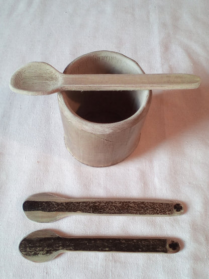 Petite cuillère en bambou noir artisanale 10-11 cm estampillée d'ne croix