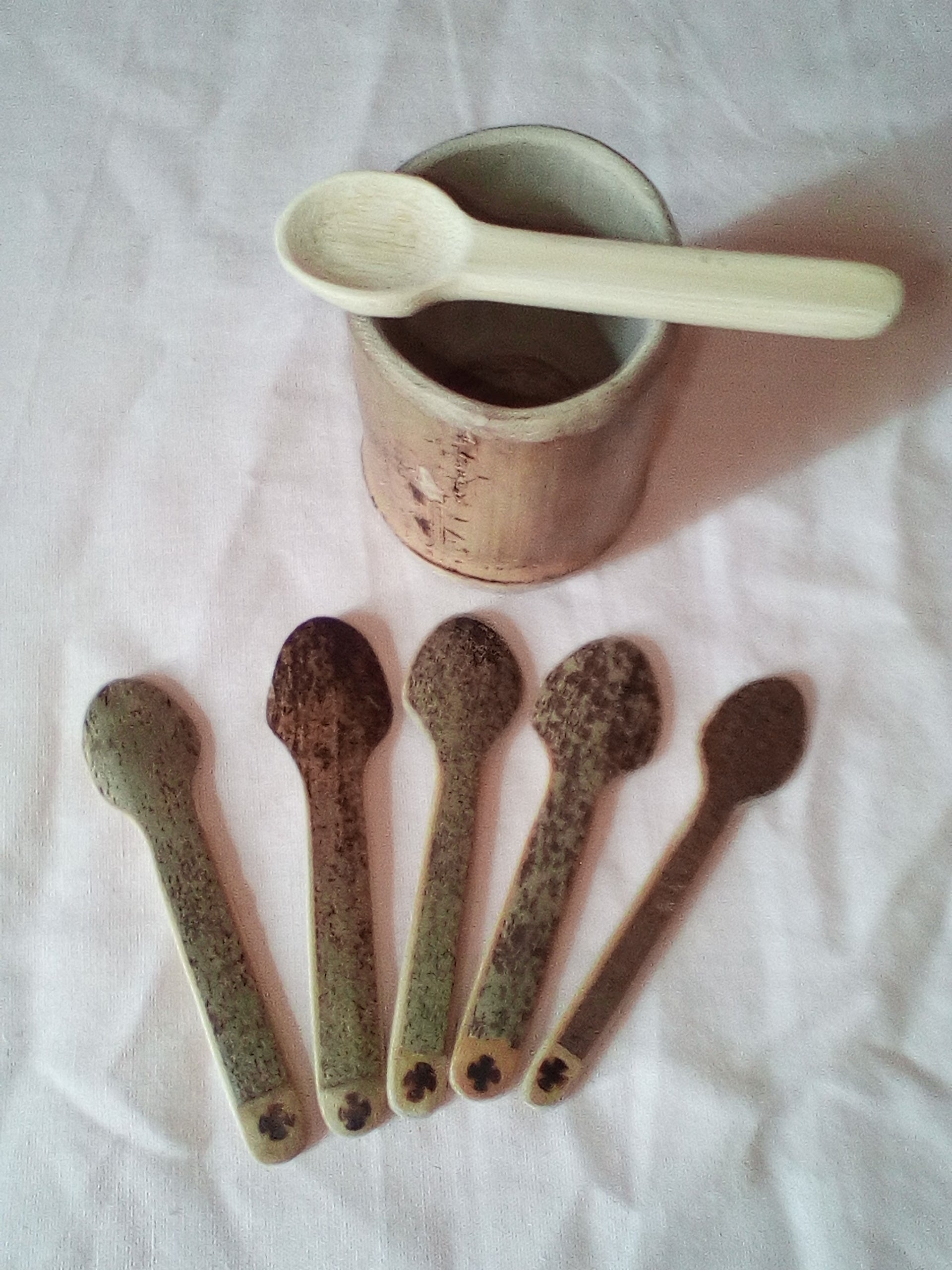 petite cuillère en bambou noir artisanale estampillée d'une croix