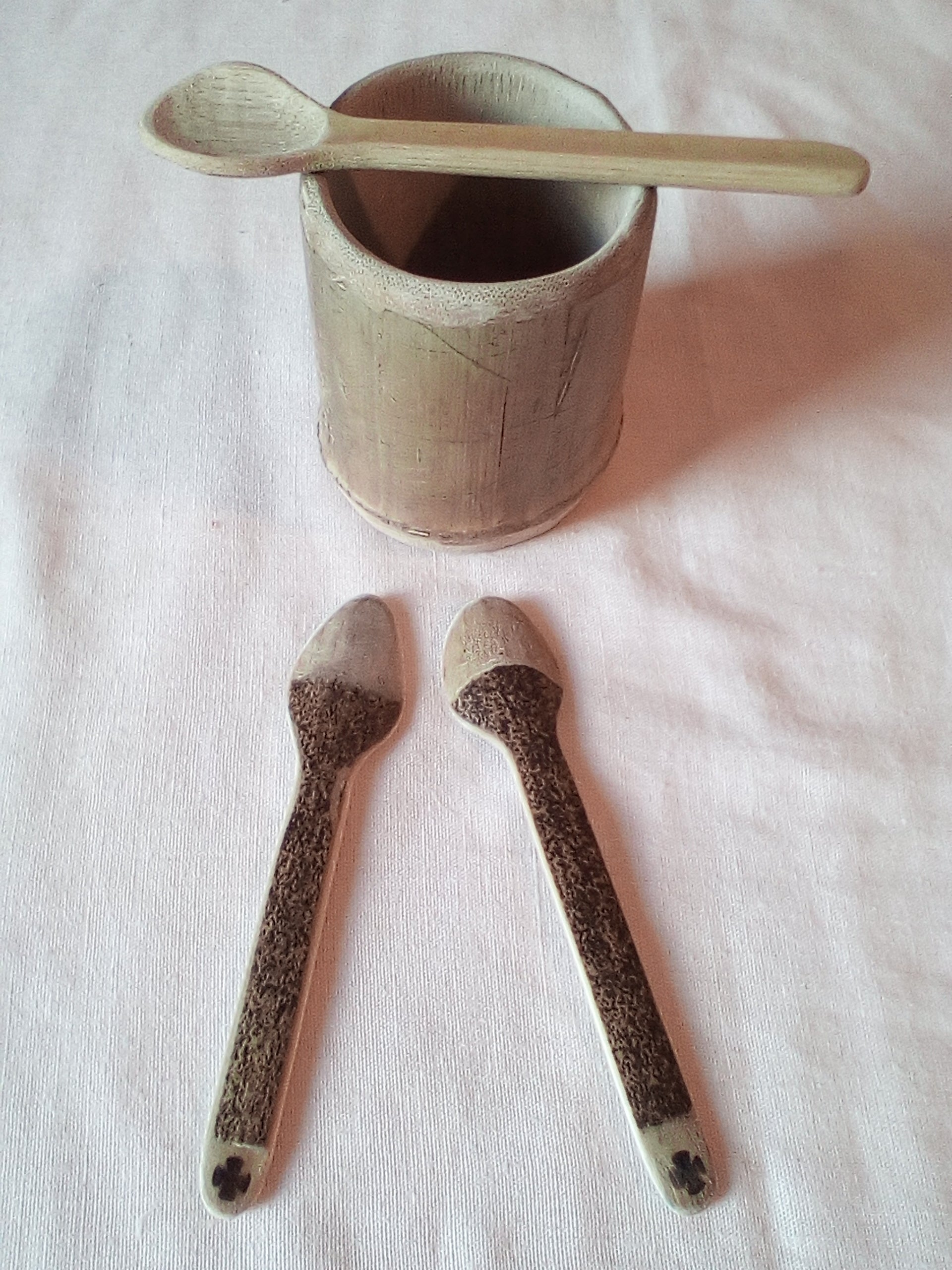 Petite cuillère en bambou noir artisanale 10-11 cm estampillée de la croix