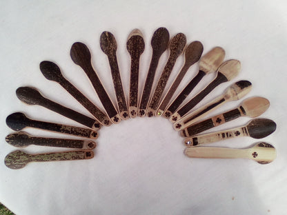 cuillère en  bambou noir artisanale 10-11 cm estampillée d'une croix