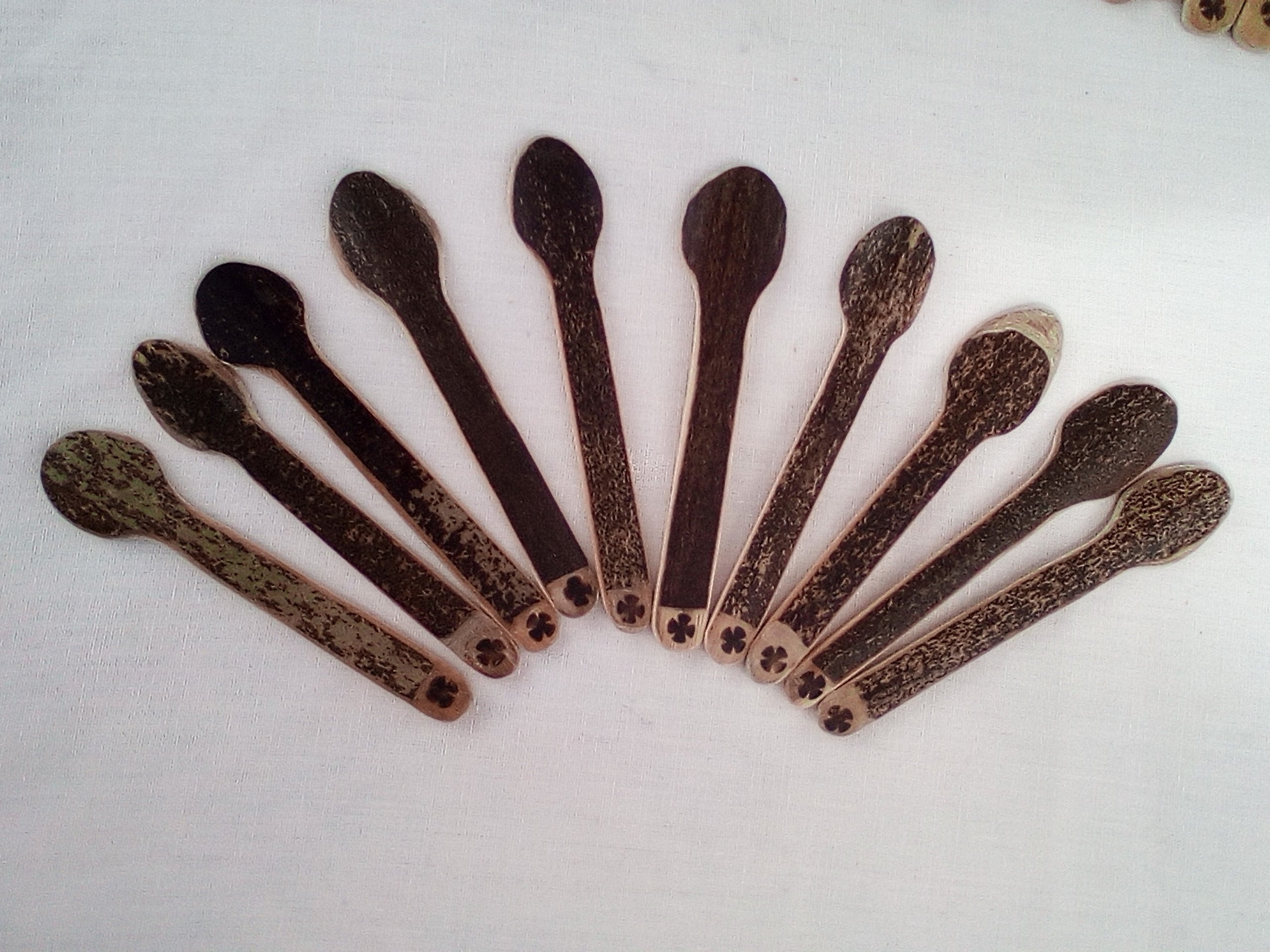 Petite cuillère en bambou noir artisanale 11-12 cm  estampillée d' une croix