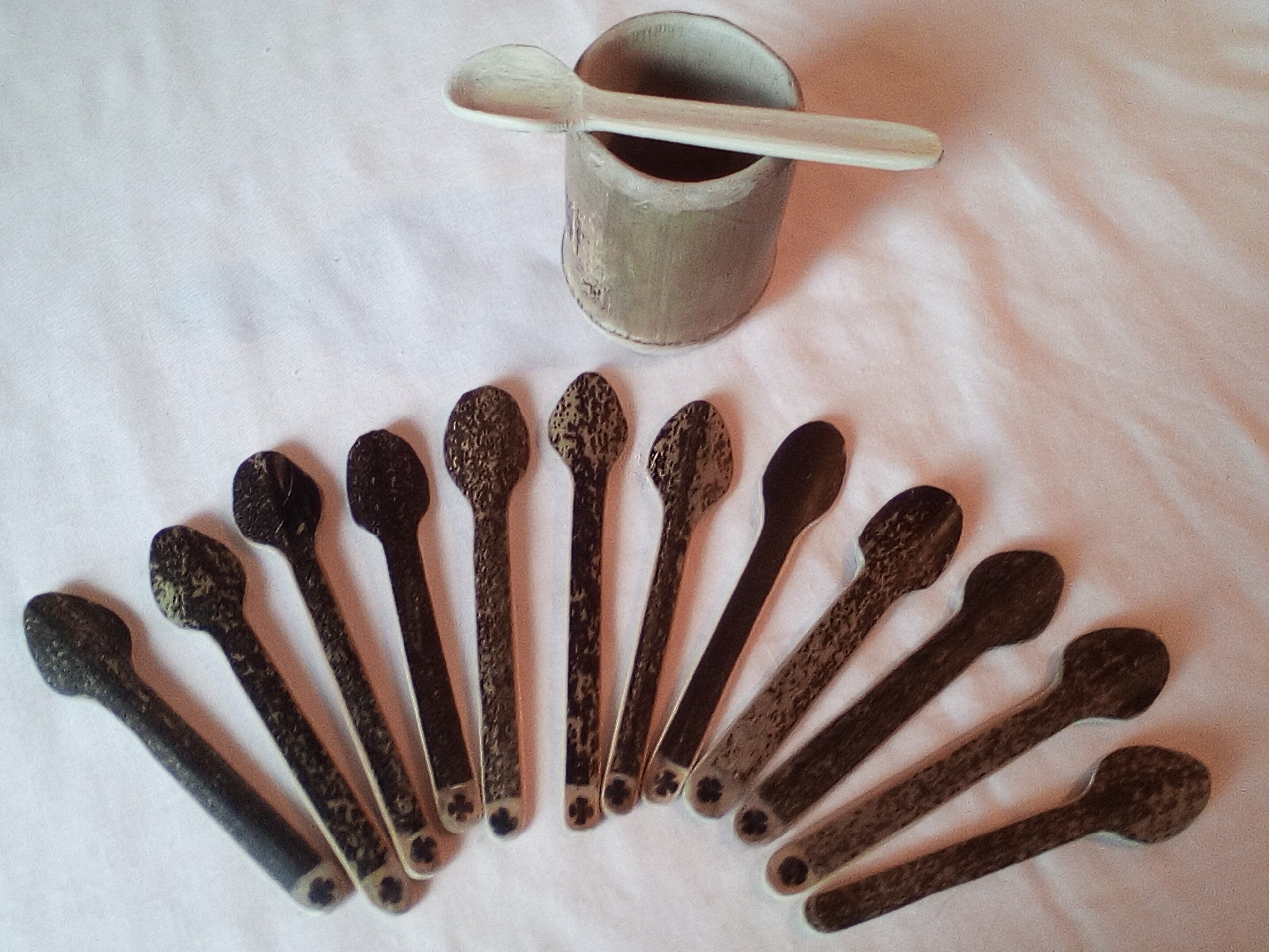 Petite cuillère en bambou noir artisanale 11-12 cm estampillée d'une croix