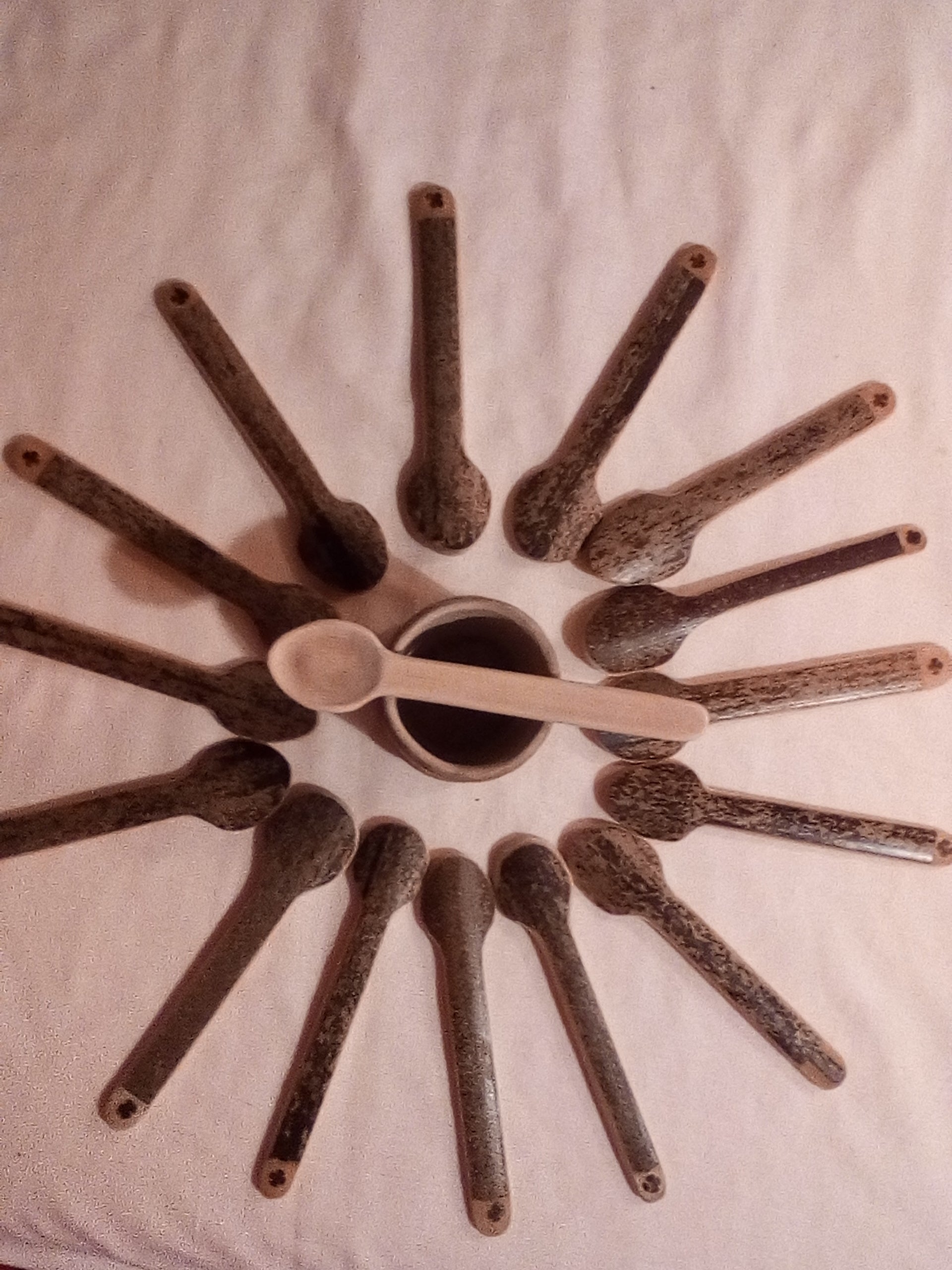 Petite cuillère en bambou noir artisanale 12-13 cm estampillée de la croix