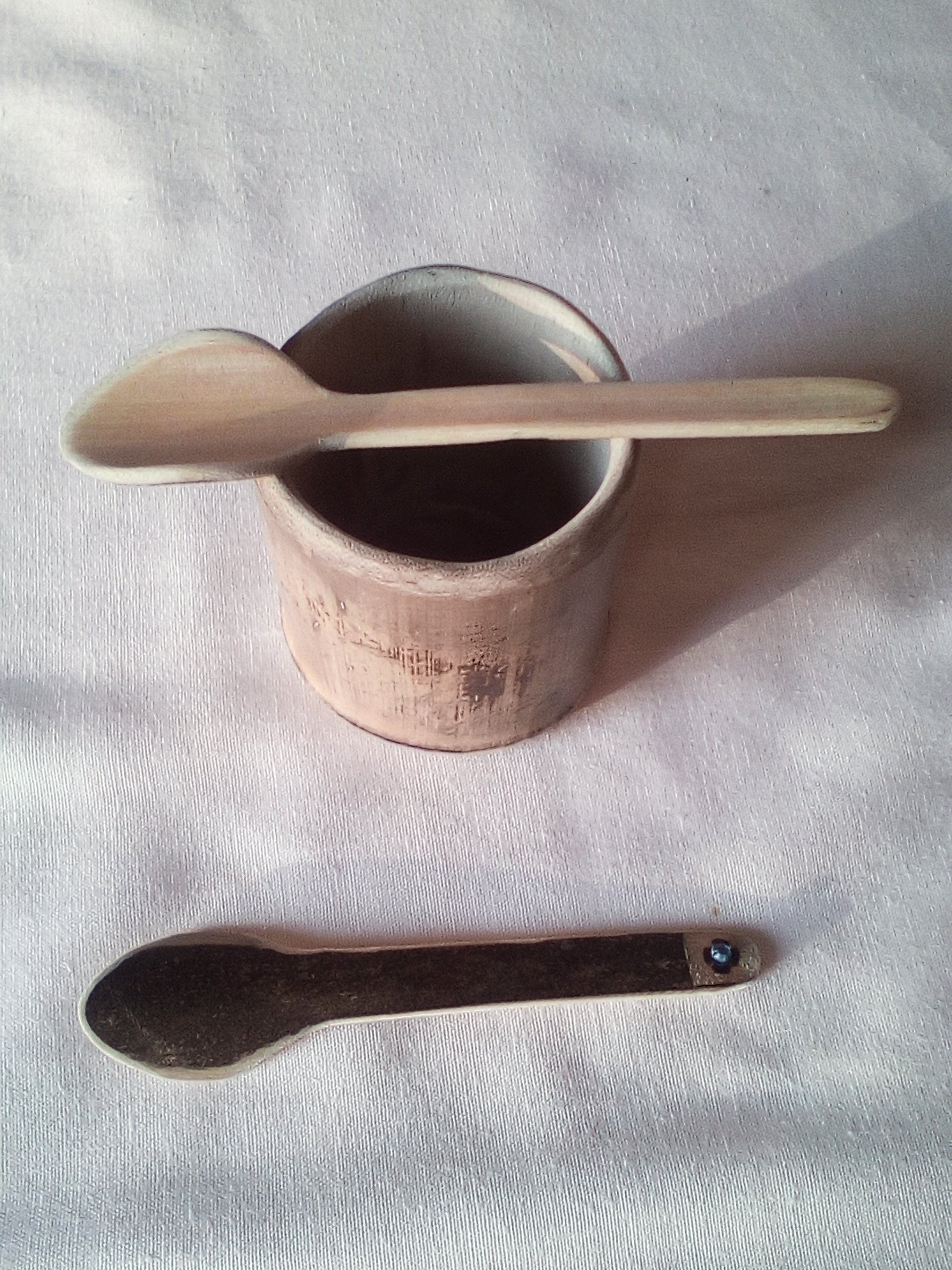 Petite cuillère en bambou noir artisanale 12-13 cm 1 strass bleu