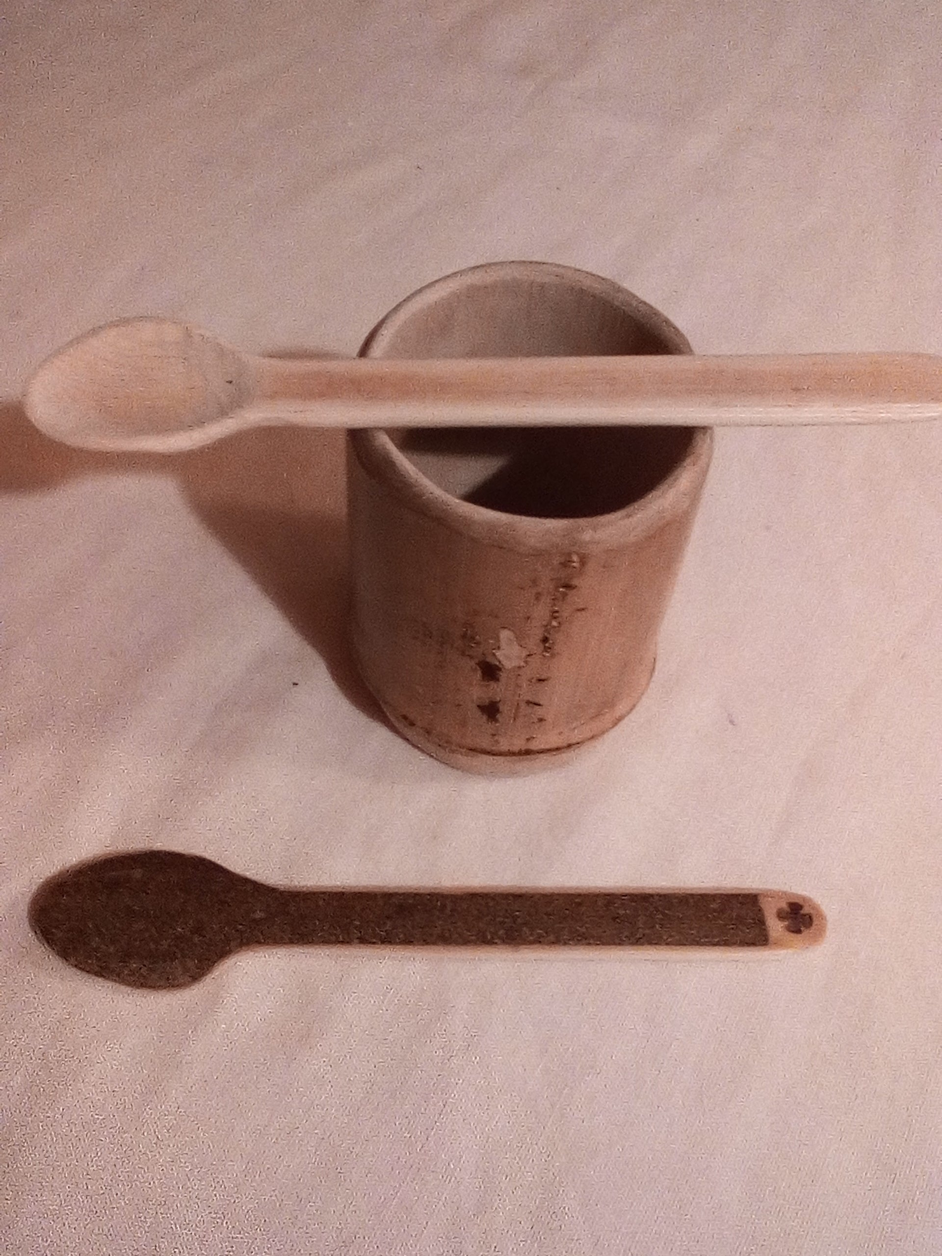 Petite cuilère en bambou noir artisanale 12-13 cm estampillée de la croix